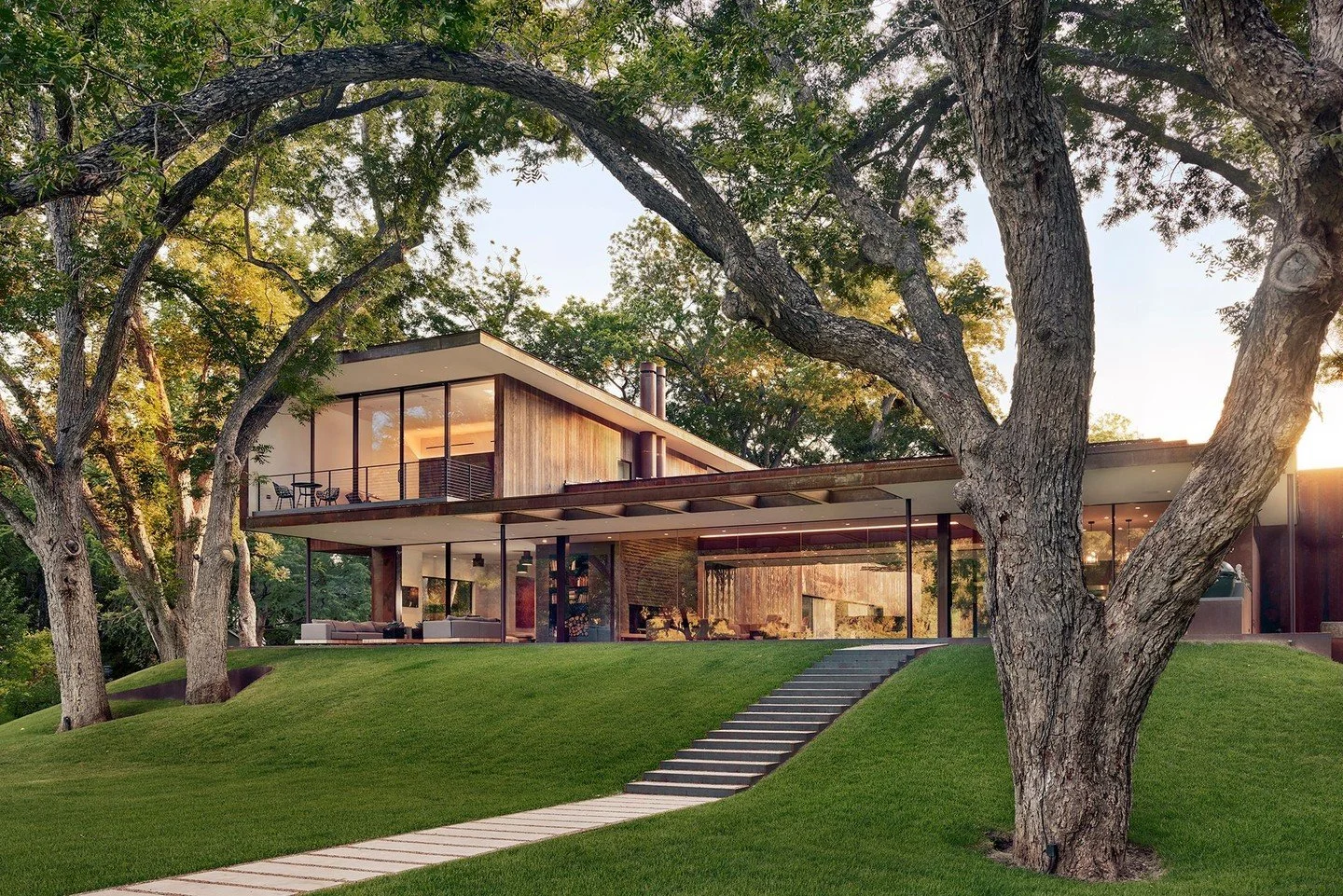 &ldquo;The house offers a really special sense of repose because it&rsquo;s stepped back away from the water, so you really appreciate this green lawn that engages with the interior living space.&rdquo; &ndash; Rauzia Ally, AIA

#RiverHillsResidence 