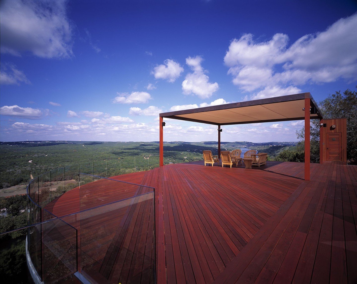 "It has a feeling, when you are at the top deck, of floating in space. It is floating on an endless plane that gives a coherency to the landscape and to the surroundings and makes a statement out of it.&rdquo; &ndash; Peter Pran, FAIA

#DeckHous