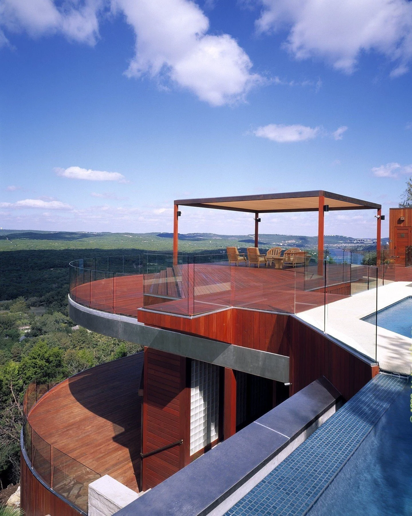 The exterior material palette consists of redwood and local limestone. The windows are clad in copper and the guardrails are embedded in an extruded aluminum channel. #DeckHouse #MiroRiveraArchitects #MRAProjectoftheWeek 📷 @atelierwong