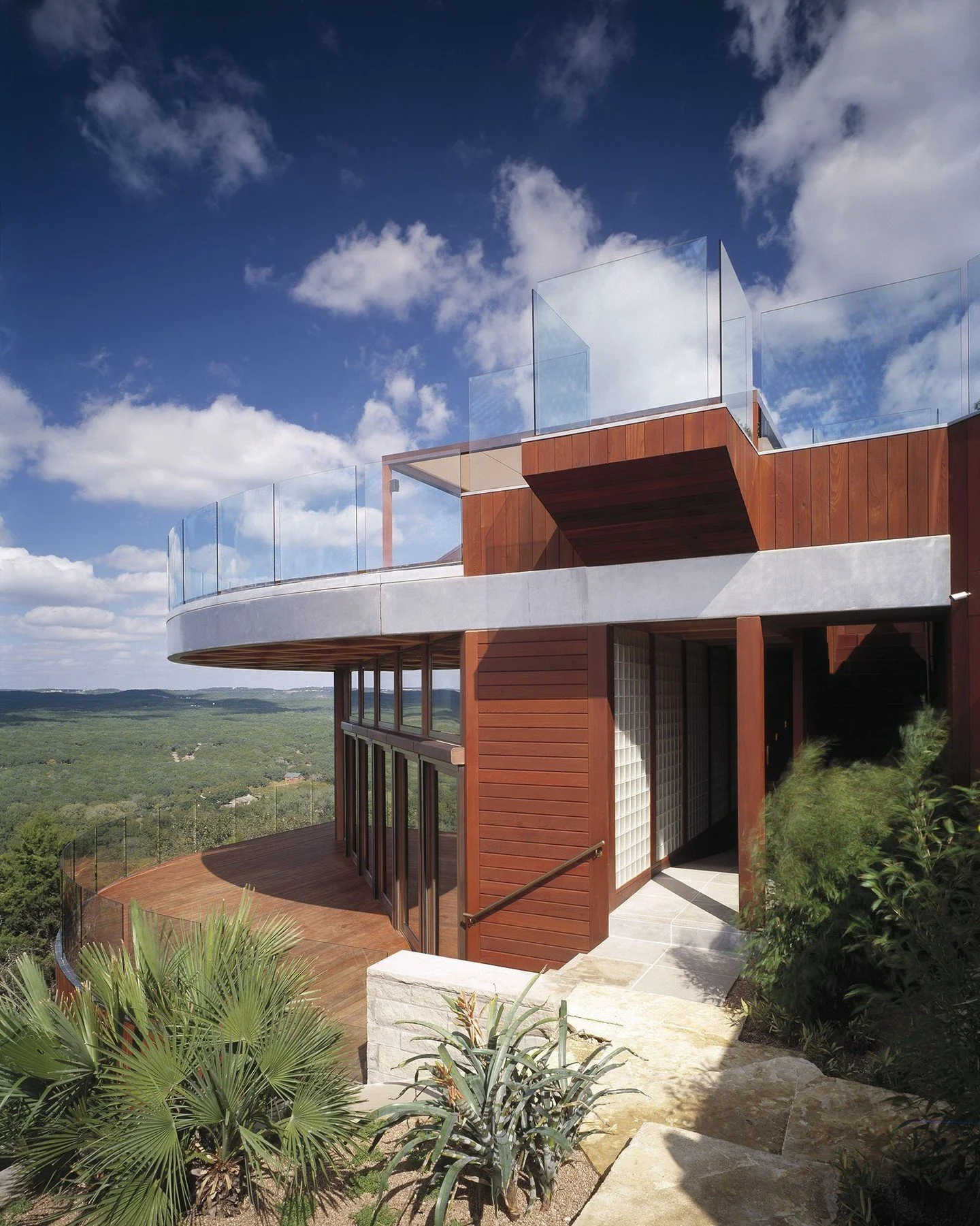 An innovative, one-of-a-kind wooden waffle slab structure extends 45 feet over the cliff, supporting the deck at the upper level and sheltering the entertaining spaces of the lower level. #DeckHouse #MiroRiveraArchitects #MRAProjectoftheWeek 📷 @atel