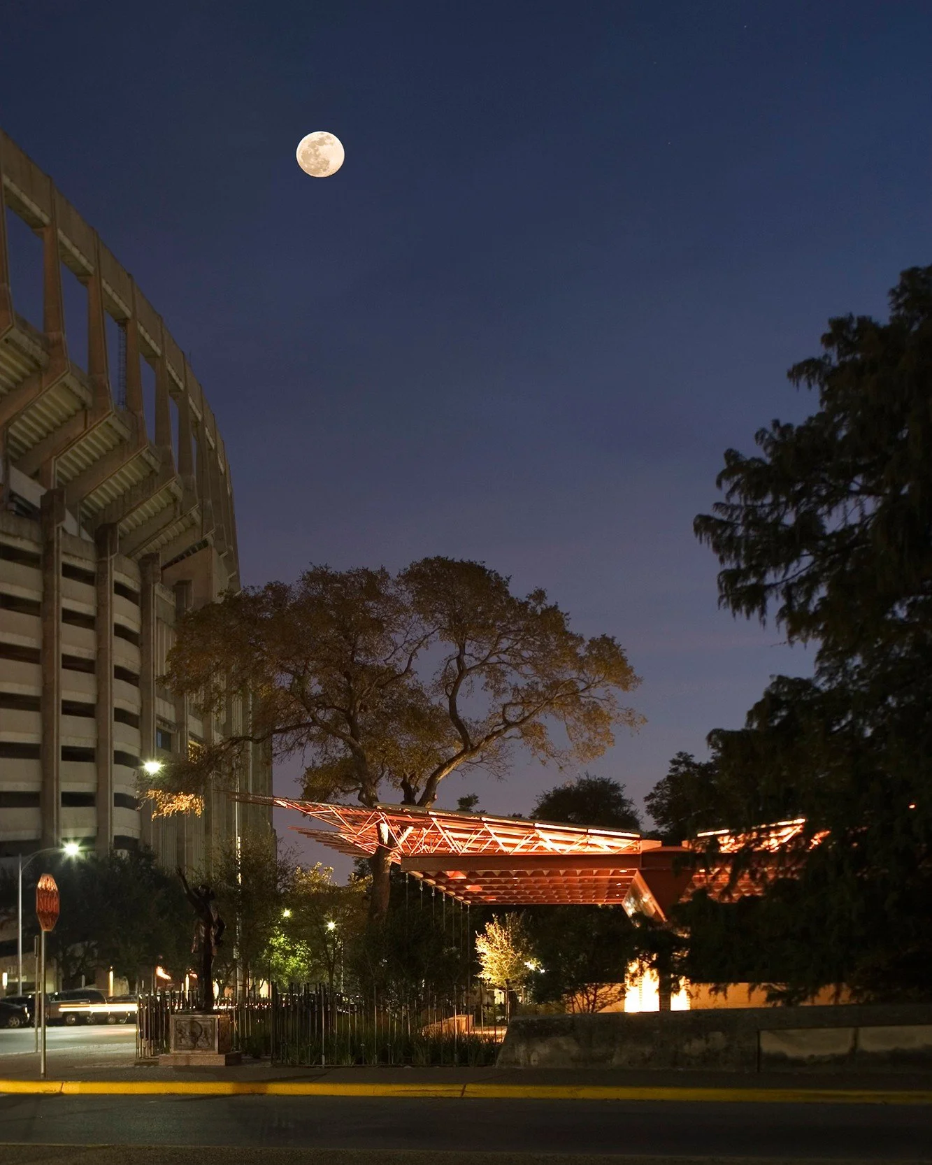 The pavilion is a simple, light steel structure that contrasts with the massive concrete structure of the football stadium across the street. #TexasCowboysPavilion #MiroRiveraArchitects #MRAProjectoftheWeek 📷 Paul Bardagjy