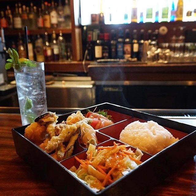 Lunch #bento sashimi mixed with #tempura paired with a #Mojito 
Life doesn't get much better than this 🍱 
#regram @minalovelove