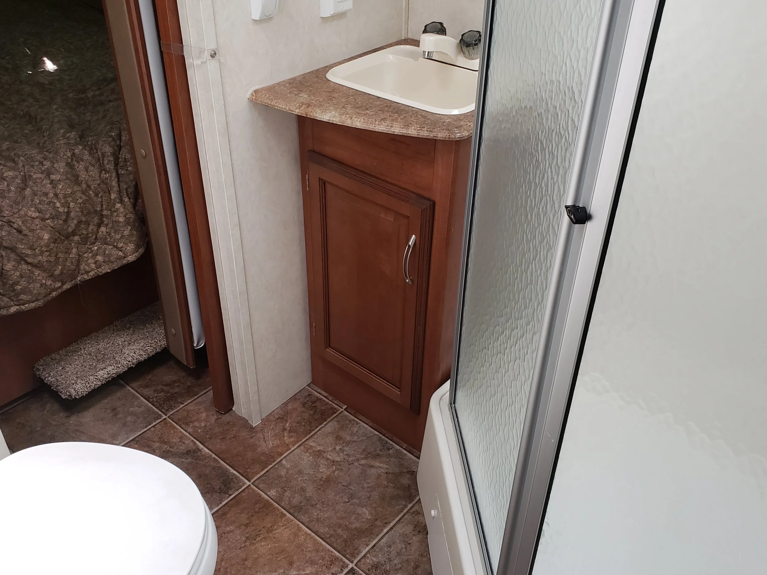 2013 Coachmen Freedom - Bathroom.jpg