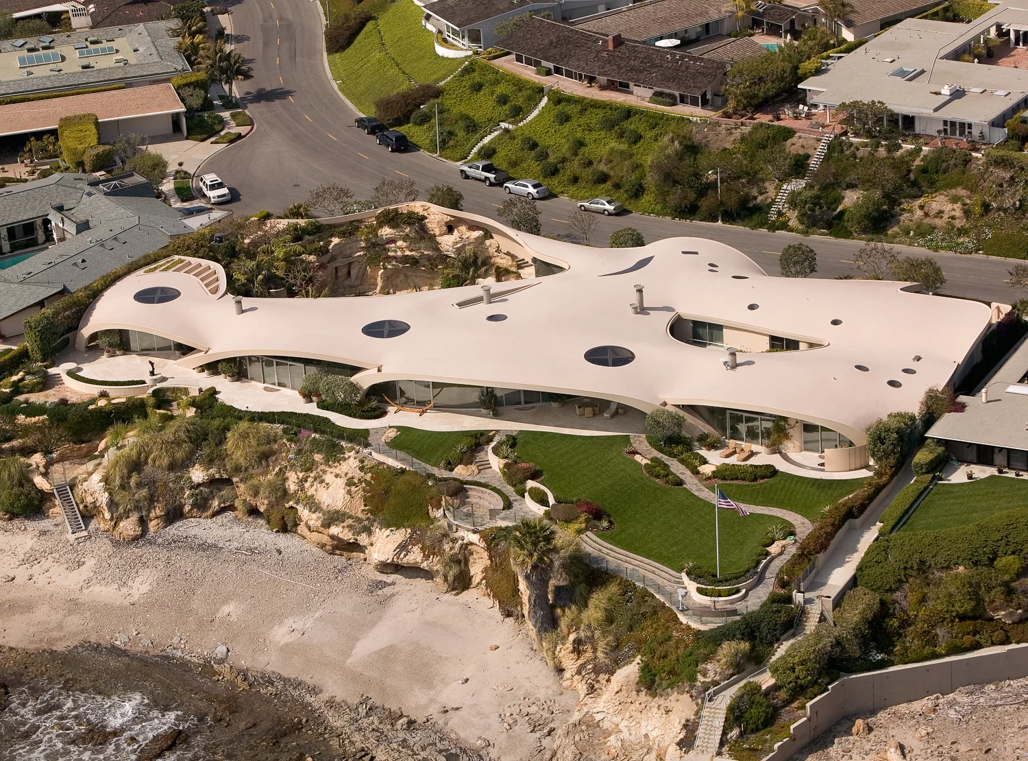 Ariel photograph of the “Portabella” house in Corona del Mar. Photographed from a helicopter for Bassenian Lagoni Architects.