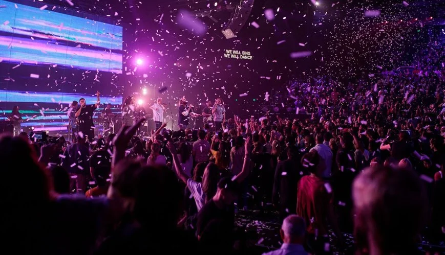 [REVIEW] PEOPLE by Hillsong UNITED