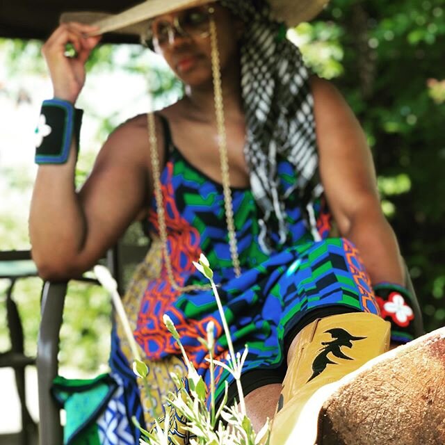 What&rsquo;s Your Flava: How You Rockin&rsquo; It?

Graphics and Greens in the garden! 
As children, we grew up watching our grandfather work tirelessly in his garden.  Tilling, seeding, watering in expectancy of what was to come.  @willieclara and @