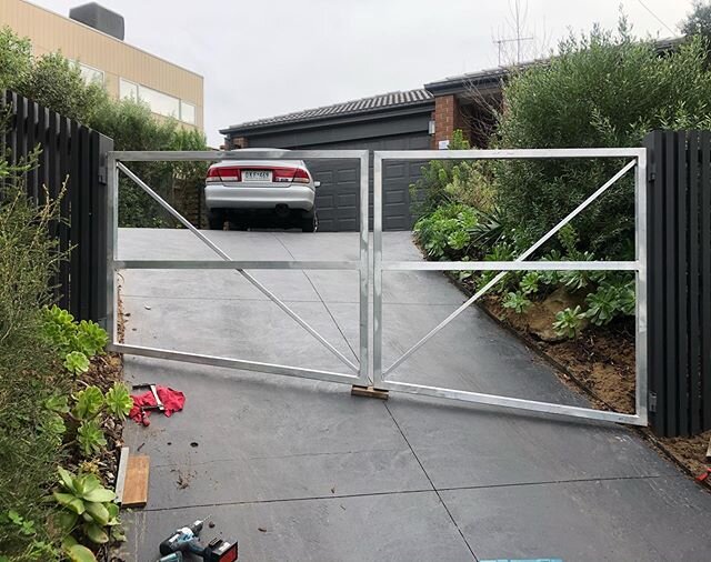 Pre install of a set of out swing Aluminium gate frames before Powdercoating #aluminium #gate #swinggate #offtopowdercoat @kevspowdercoating #localbusiness #morningtonpeninsula #blairgowrie