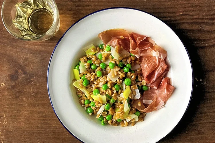 Farro salad with leeks and peas