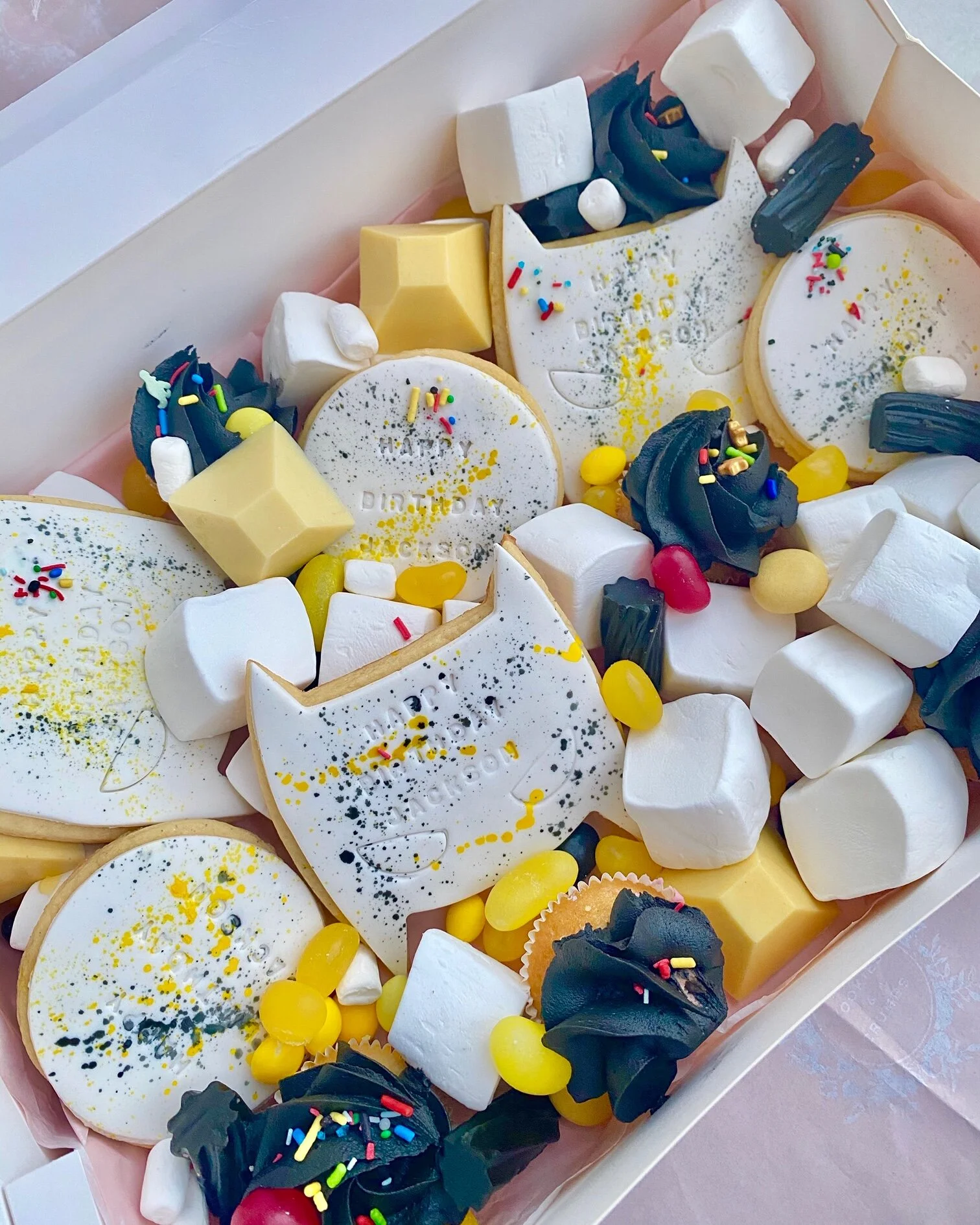THE SUPERHERO DUDE dessert box