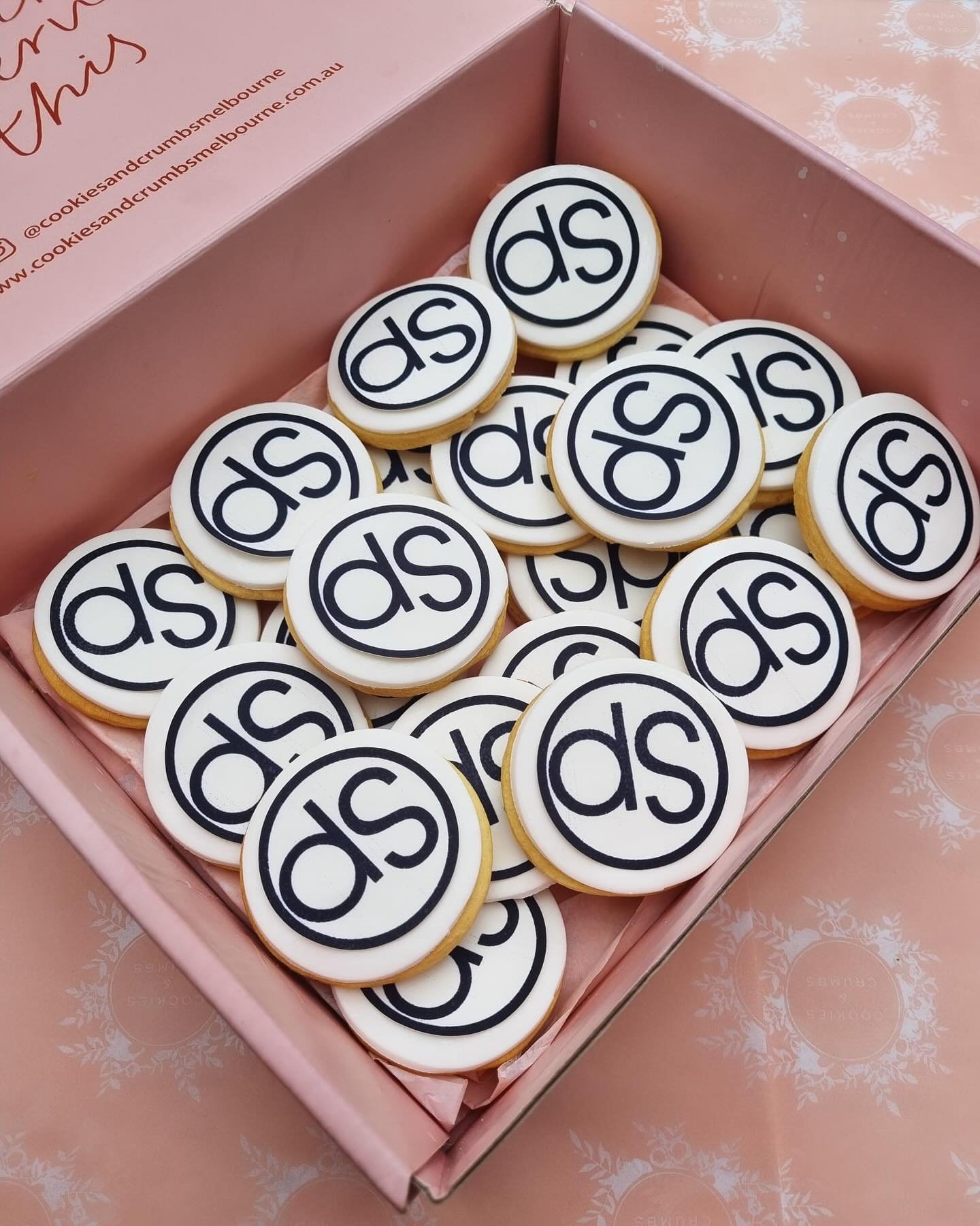 Logo cookies for your special events &bull; Logo cookies for product launches &bull; Logo cookies to kick off a new business &bull; so many reasons to celebrate with our branded logo cookies! 🎉🎉🎉

@studiopilatesarmadale celebrating with our cookie