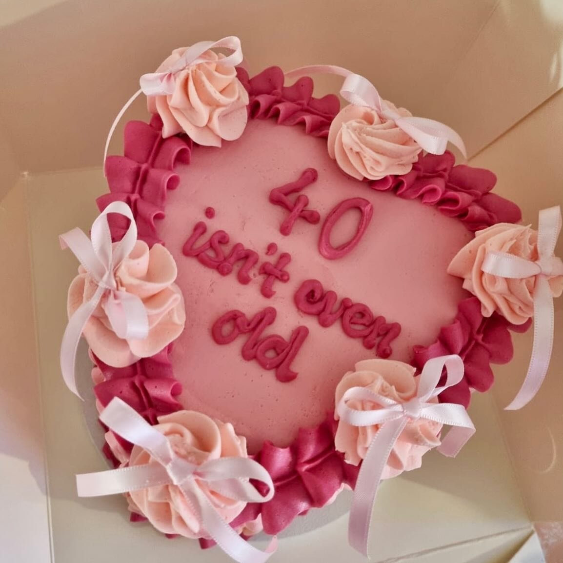 40 isn&rsquo;t even old!!!! Do you agree!? Hard yes from me!!! 💓🙌🎉👌

Loving this little vintage bow cake! Shop now and personalise with your own text! 🎀🎀🎀