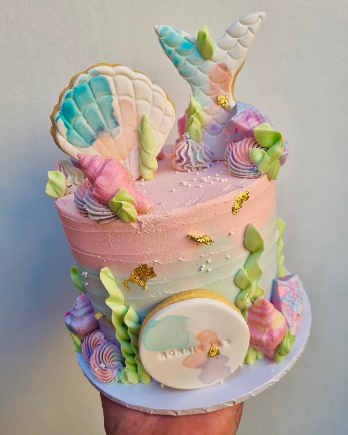 🧜&zwj;♀️✨ Under the sea, but make it edible!
this dreamy mermaid cake is splashed with soft pastels, golden shimmer, and ocean-inspired magic&bull;perfect for little birthday wishes and big imaginations 💕🐚🌊

🎂: vanilla buttercream beauty
🌈: han