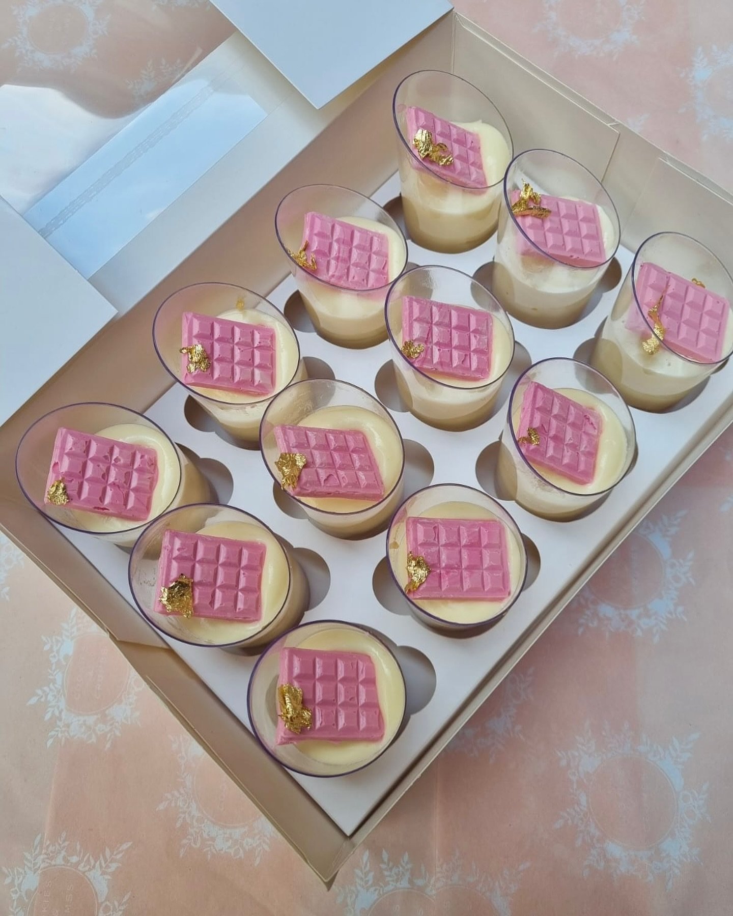 ✨ Mini cheesecake dreams ✨
Our signature cheesecake cups topped with a luxe pink chocolate bar and a touch of gold leaf &ndash; because dessert should always be this pretty 💗

Perfect for high teas, birthdays, gifting, or just spoiling yourself!

📦