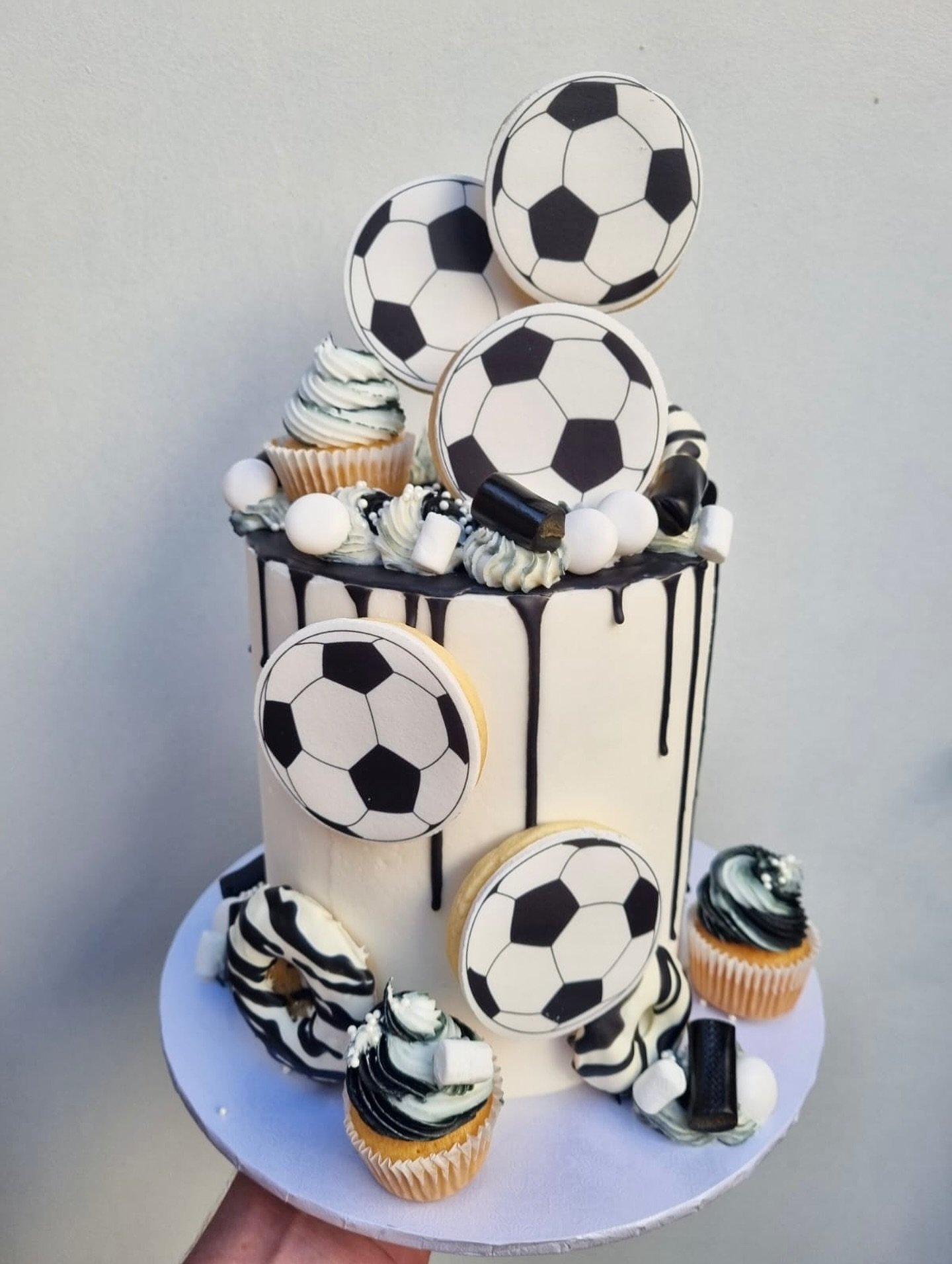 ⚽ GO GETTER ⚽
For the soccer stars who never stop chasing their goals (literally)! 🖤
This cake is packed with winning vibes - from edible soccer toppers to mini cupcakes and all the black-and-white game-day glory. Perfect for birthdays, team wins, o