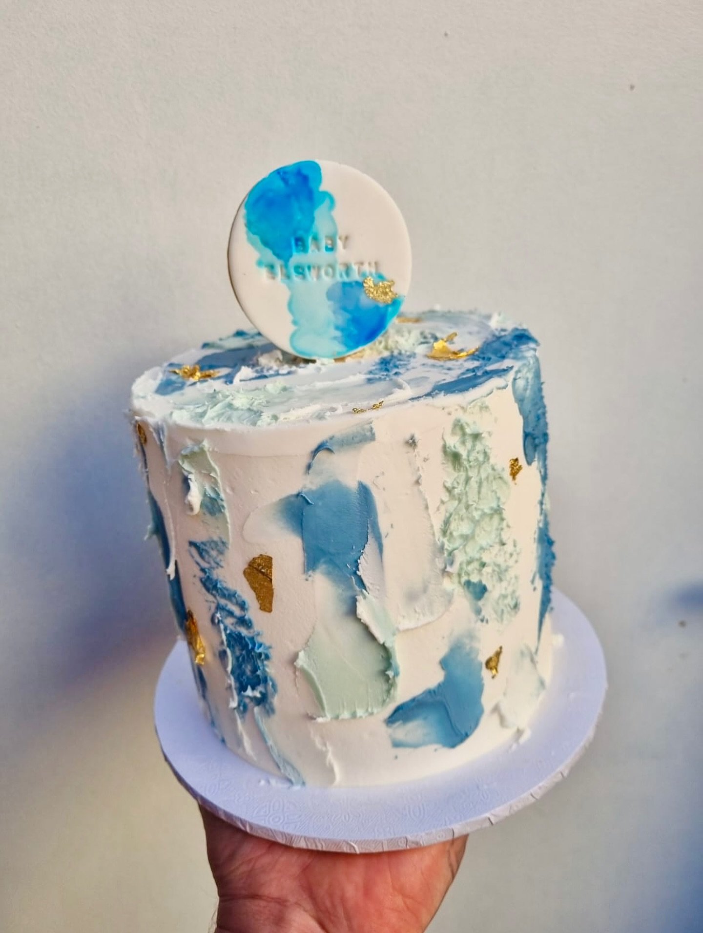A llittle love for baby b 💙👶
Textured buttercream in dreamy ocean tones 🌊🩵 with gold leaf sparkle ✨💫 and a sweet custom topper to welcome this little bundle 💛

Elegant, simple, and made with so much love 🎨🍰

#babycake 🎂 #buttercreamart 🎨 #m