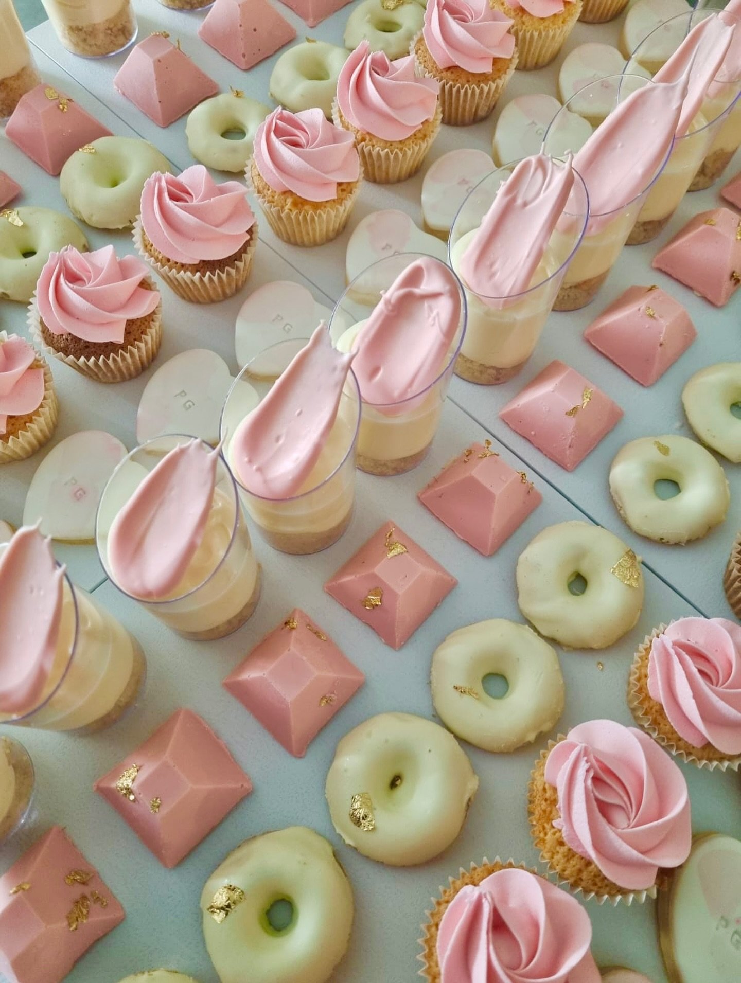 50 pieces of sweet perfection 💕✨
Our signature Party Board includes:
💗 Mini rosette cupcakes
💗 Mini donuts with a white chocolate glaze
💗 Panna Cotta or cheesecake dessert cups
💗 Pyramid chocolates with edible gold
💗 Custom stamped cookies

All