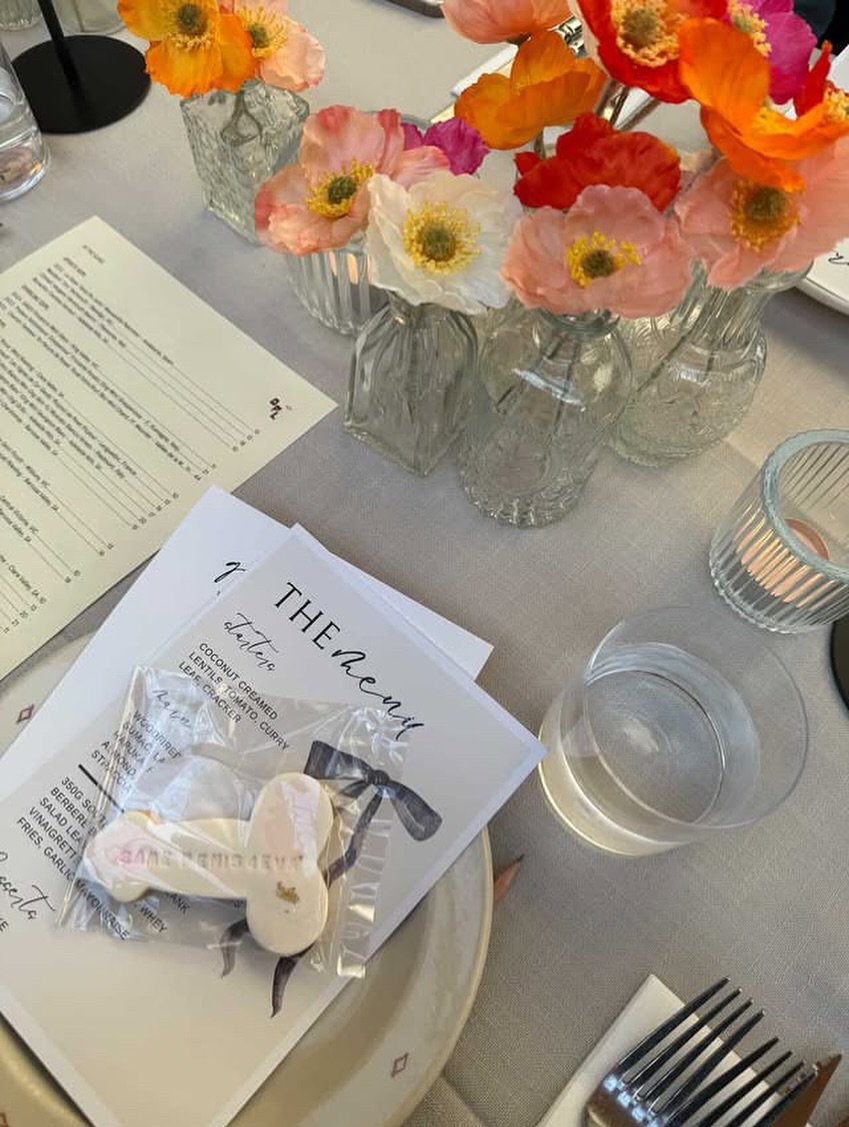 Classy table setting&hellip; with a risqu&eacute; little twist 🍑🍆
Because no bridal shower is complete without a bit of 🍪 cheeky charm!
Sweet, sassy, and a total crowd-pleaser 😏✨

#peniscookies #henspartyfun #cheekybakes #bridalshowerideas #cooki