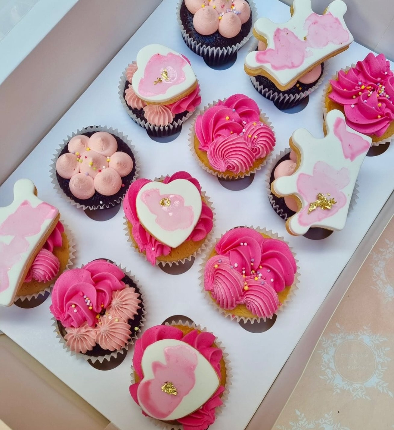 💕👑 Pretty in Pink 👑💕
A royal treat box fit for a little princess &ndash; complete with crowns, hearts, florals, and a swirl of magic 💫
A dreamy mix of chocolate and vanilla cupcakes, topped with handcrafted cookies and silky buttercream 💗
Perfe