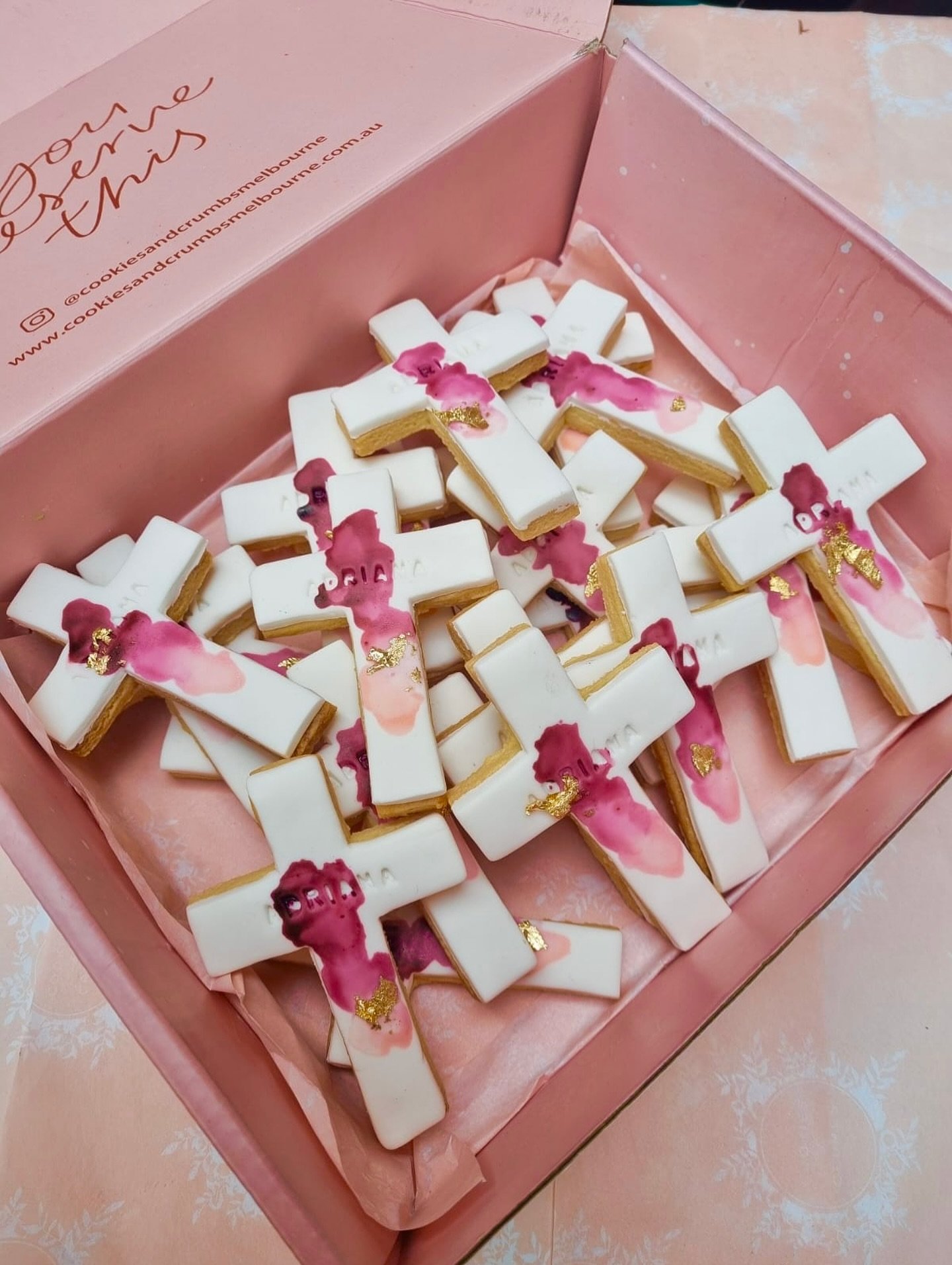 ✨ Baptism treats but make them edible art 💖
These hand-painted crosses with pops of pink and luxe gold were made to celebrate little moments in the most delicious way. Because when cookies look this divine, it&rsquo;s only right to bless every bite!