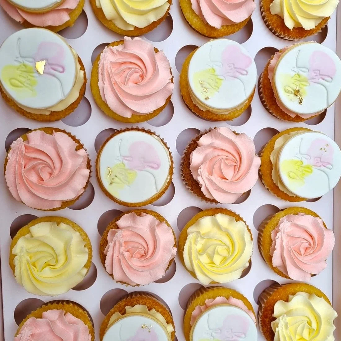 Saturday night plans? Sorted ✔️✨ Cocktails in one hand, cupcakes in the other 🥂🧁 Because balance, right? 😉💛💗 Who needs the dance floor when you&rsquo;ve got buttercream swirls this good 😍💃

#cupcakelove #saturdaynightvibes #sweetlife #treatyou