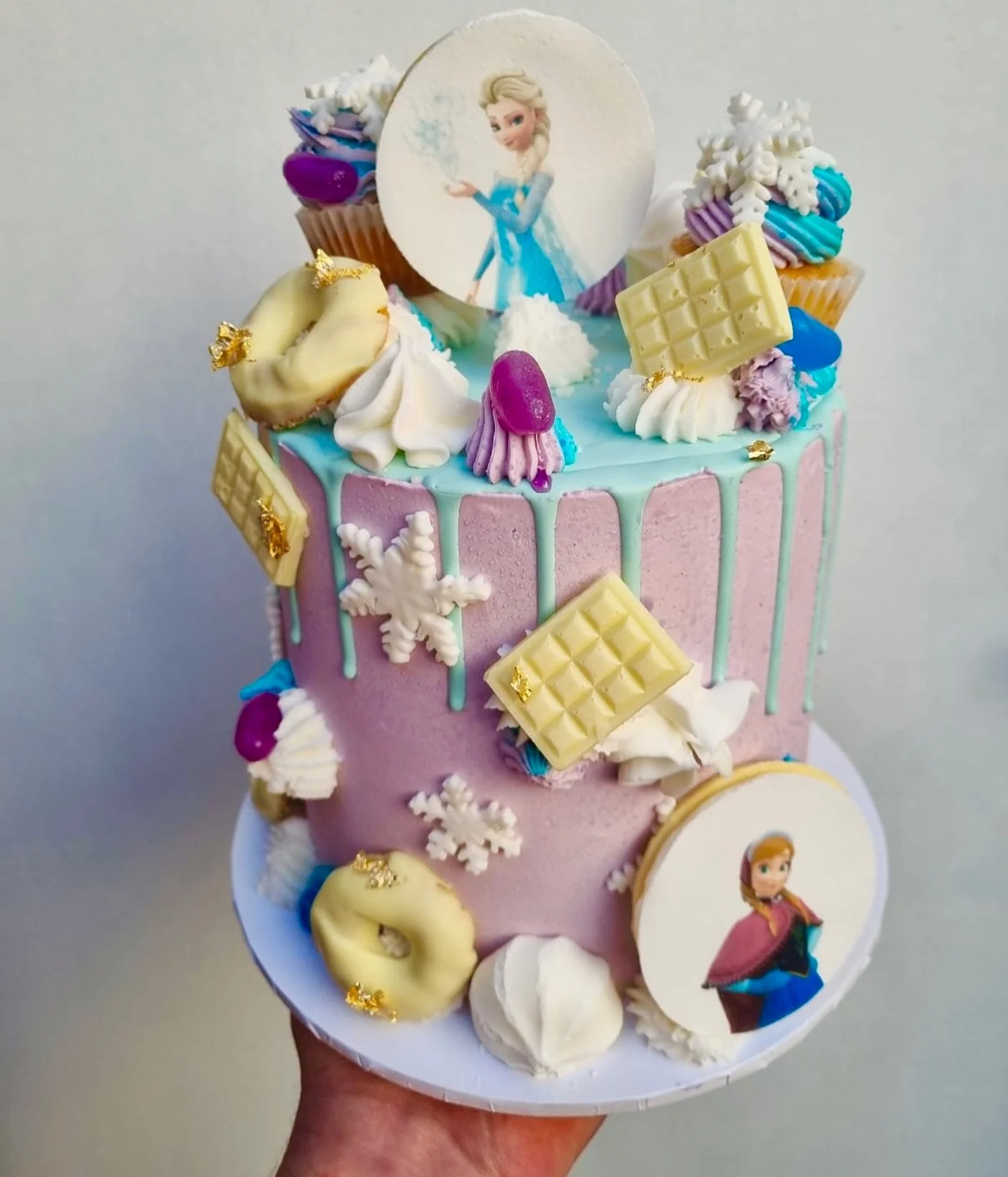 ❄️✨ Frozen magic in cake form! ✨❄️
Elsa &amp; Anna have arrived to make party dreams come true 💜💙
Drips, snowflakes, gold touches &amp; all the winter wonderland vibes 🧁🍫☃️

Perfect for your little Frozen fan&rsquo;s big day 🎂👑

Who&rsquo;s you
