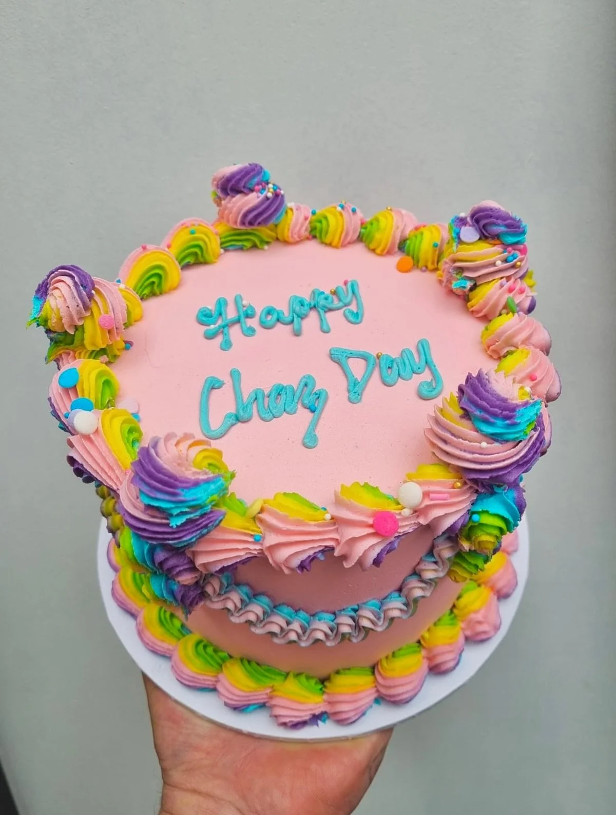 🎂✨ When life gives you a rainbow cake&hellip; you celebrate 🎉🌈💫
Pink frosting + swirly vibes = pure happiness 💕🦄🍭
Happy Chaz Day!! 🥳🍰💃🌟

#CakeGoals 🍰🌈 #SweetVibesOnly 💕✨ #PartyTime 🎉🎂