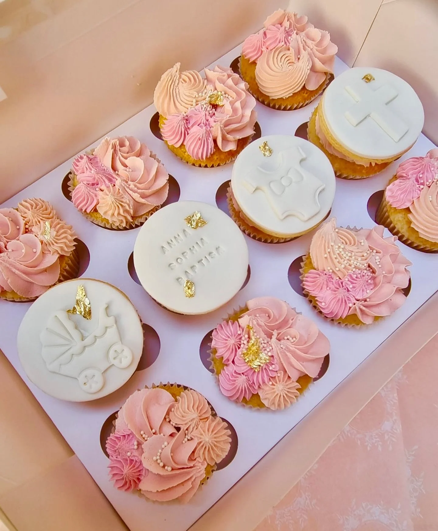 💒🕊️✨ What a sweet way to celebrate such a special day! 🧁💕 These gorgeous cupcakes are almost too pretty to eat (&hellip;almost 😉). 

Swirls of soft pink and blush buttercream 🌸💗, delicate pearls 🤍, edible gold shimmer ✨, and custom fondant to