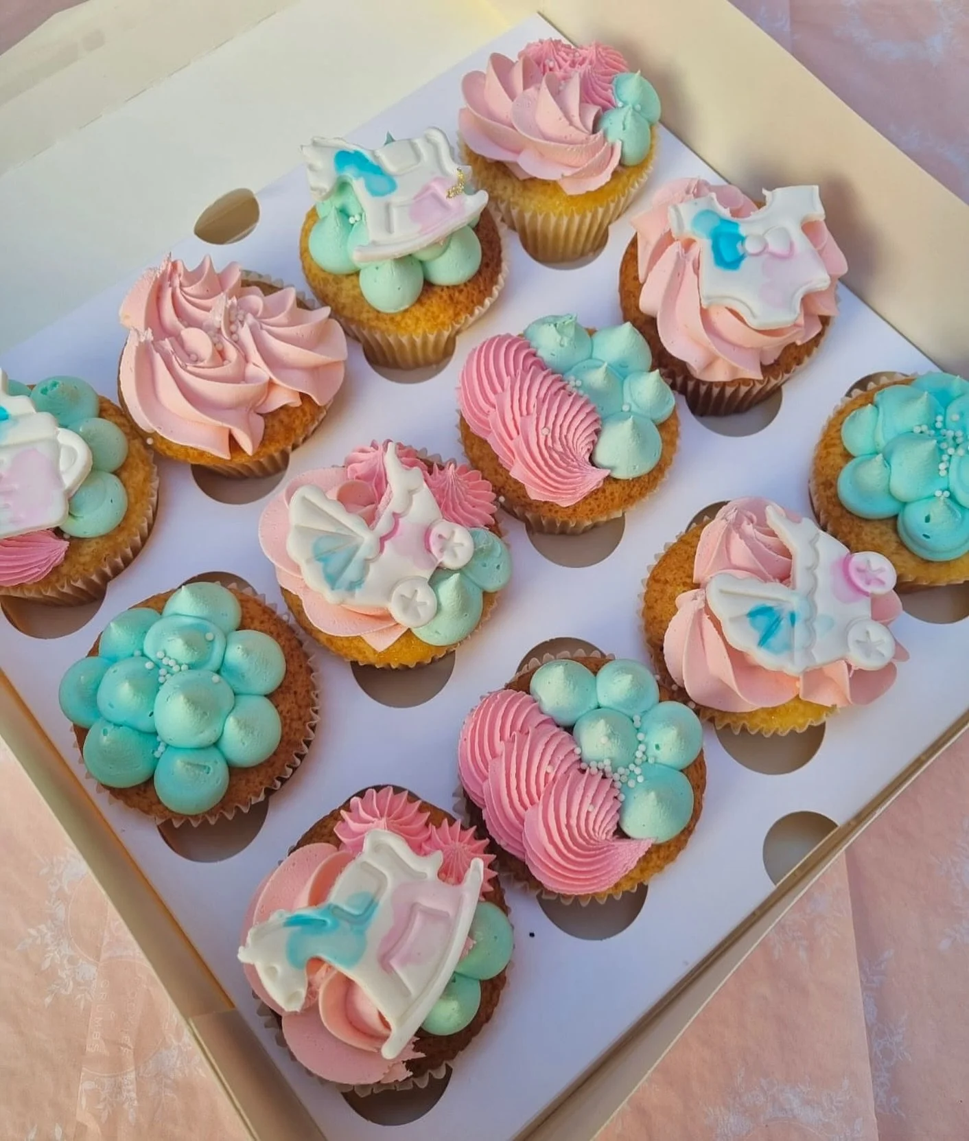 👶🍼✨ When life gives you cupcakes this cute&hellip; you throw a baby shower and eat them ALL 😏💖💙🎠🧁💫
Team Pink? 💕 Team Blue? 💙 Or Team just gimme another cupcake 🤭🍴😂

#BabyShowerVibes #SweetTreats #cutestcupcakesever