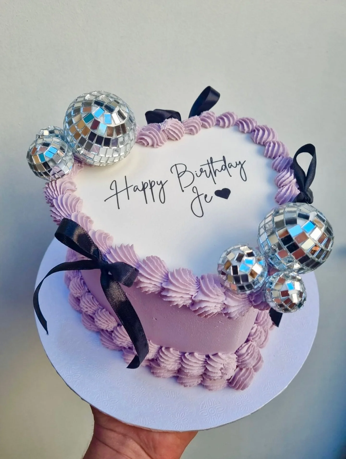 ✨🪩 Disco vibes but make it cake! 🎂💜 This lavender beauty is serving sparkle, sass, and serious birthday energy 💃🏼🎉💫 

Perfect mix of glam + sweet&hellip; because every party deserves a little shine ✨🎀🍰 #BirthdayGoals #DiscoCake #sparkleandsl