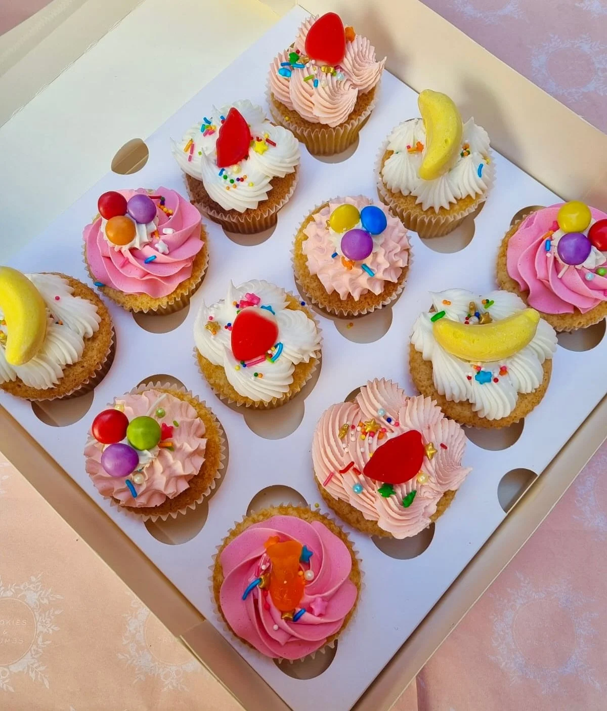 🎉🍌 Just dropped! Our Party Pop Cupcakes are here and ready to party &ndash; packed with banana lollies, M&amp;M&rsquo;s, and all the candy vibes you could dream of ✨ Perfect for birthdays, celebrations, or just treating yourself 💛🧁

Grab yours on