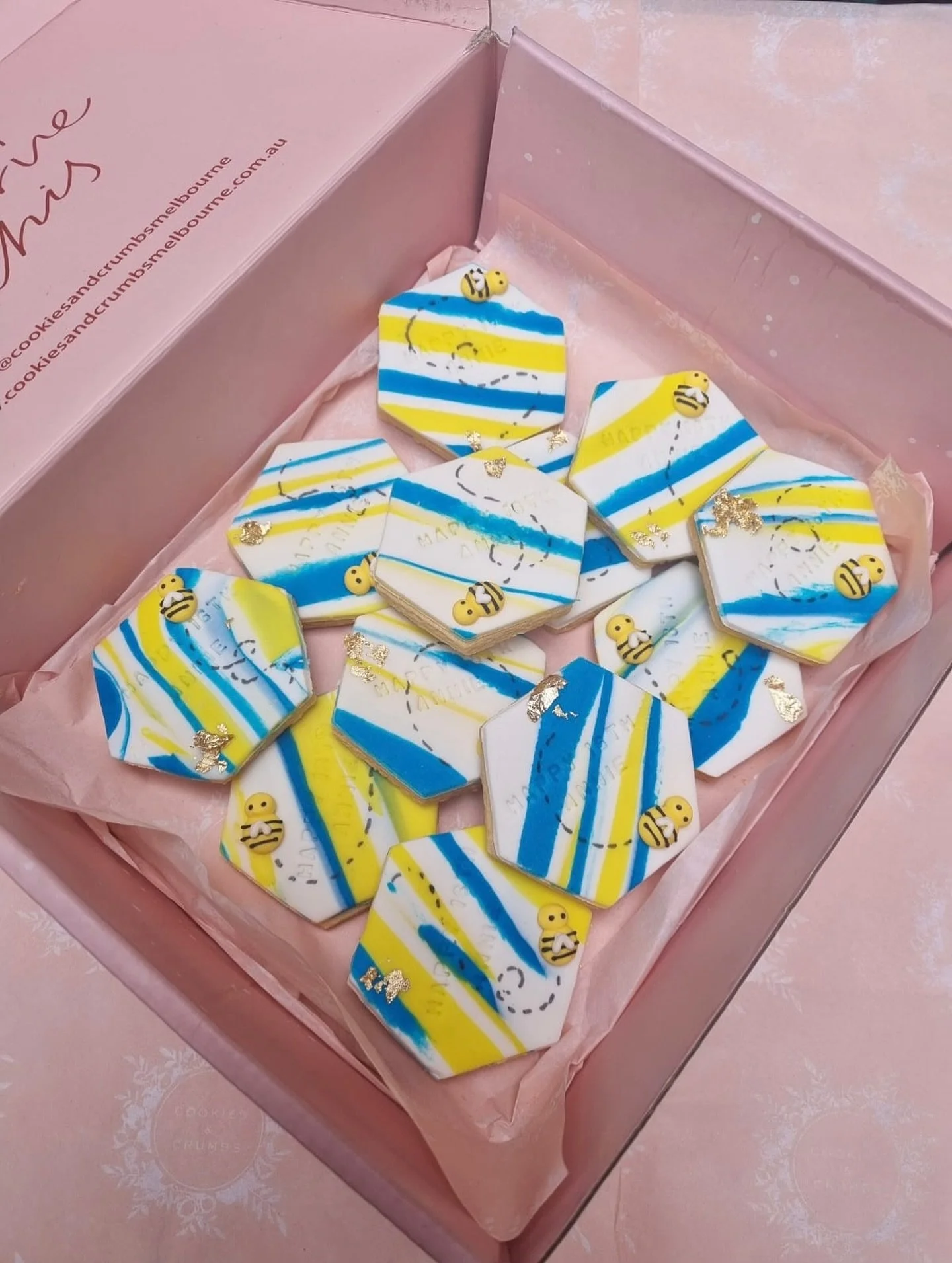 🍋💙✨ POSITANO VIBES IN A COOKIE ✨💙🍋 Happy 16th Birthday Annie! ✨

Serving you sunshine, sea breeze, and a cheeky lil&rsquo; buzz 🐝😌
These custom marbled beauties are giving:
🇮🇹 Amalfi Coast summer
🌊 Blue + yellow seaside stripes
🐝 Cute mini 