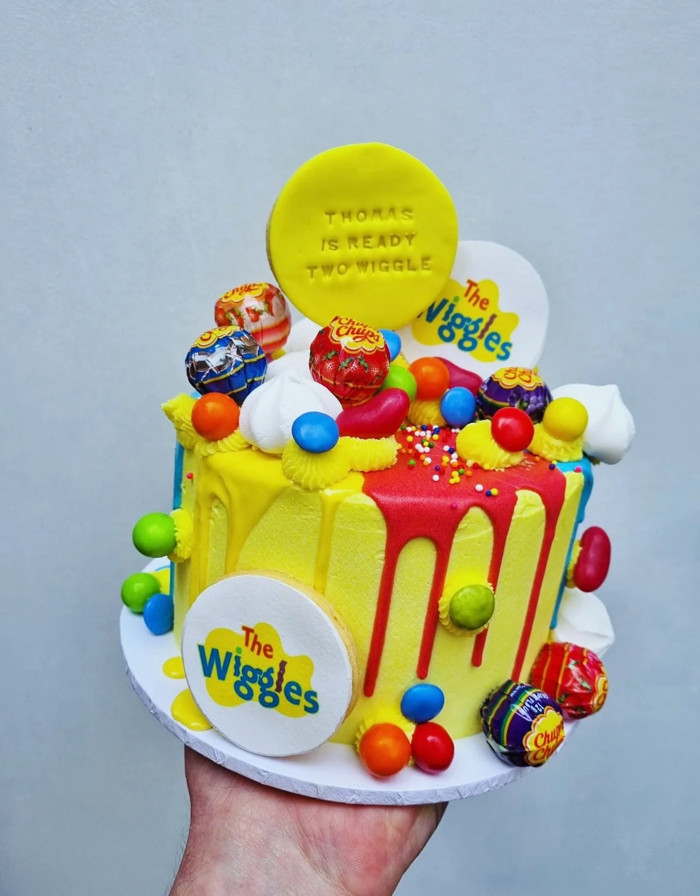 🎶🍭 READY, STEADY&hellip; WIGGLE! 🍭🎶
This bright + bouncy birthday cake is bringing all the Wiggles energy 💛❤️💙💜
Chupa Chups flying, sprinkles popping, and Thomas officially ready TWO wiggle! 🥳🕺✨

Warning: May cause spontaneous singing of Fru