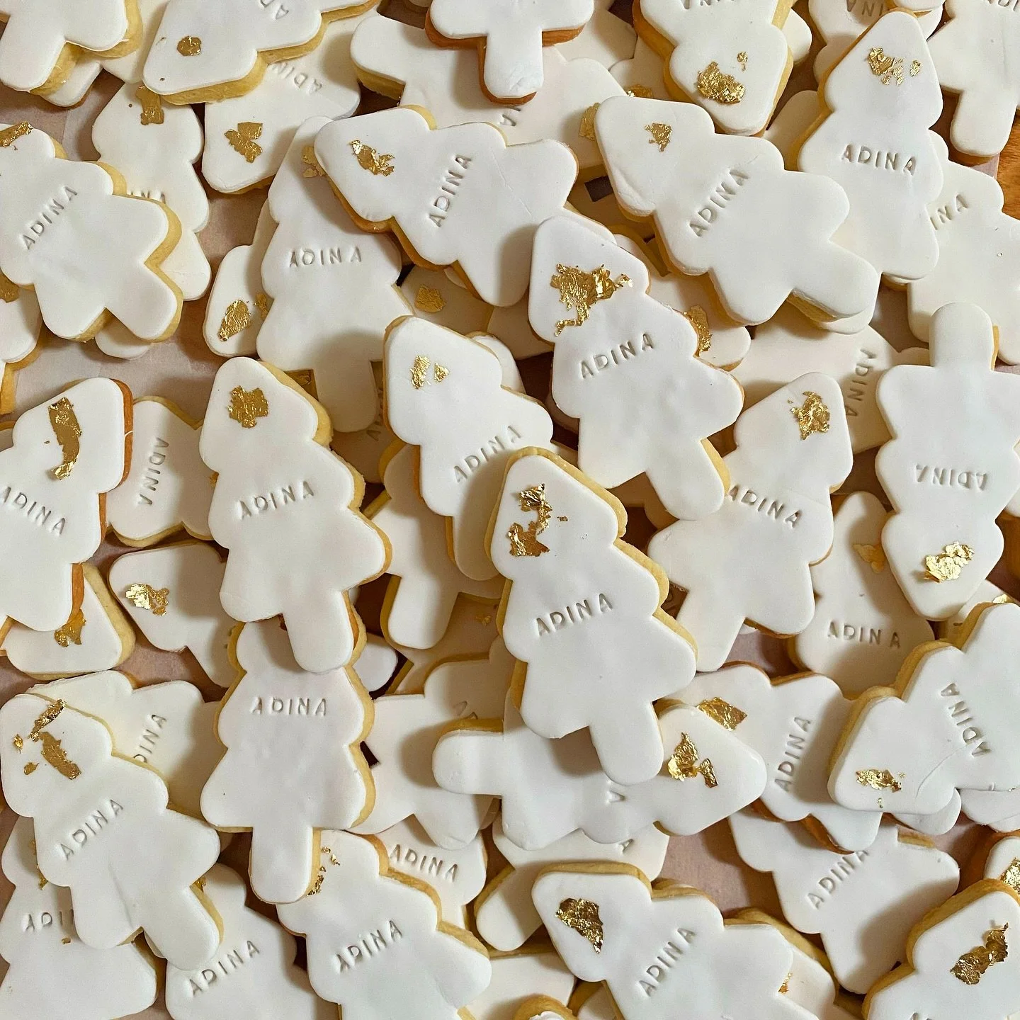 ✨ personalised perfection ✨
christmas cookies&hellip; but make them custom 🎄🤍 each little tree stamped with a name + touch of luxe gold leaf ✨ because every festive table deserves a bit of sparkle (and sugar) 😋 @adinahotels 

🎁 handcrafted
🌟 but