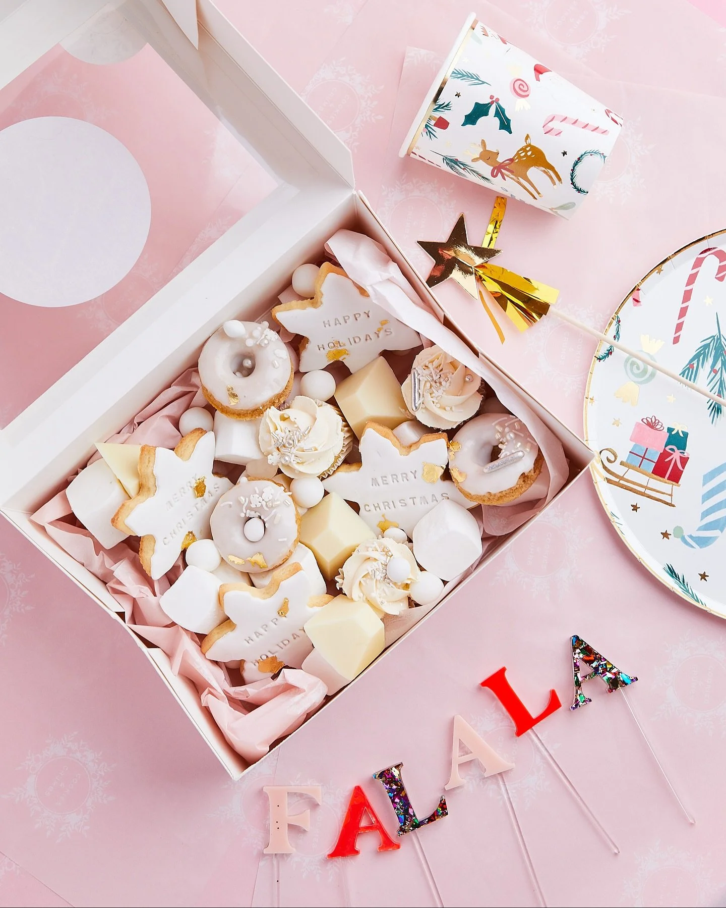 ✨❄️ WHITE + GOLD CHRISTMAS LUXE ❄️✨
&rsquo;tis the season for sparkly sprinkles, soft whites, gold leaf moments and the sweetest little christmas treats 🤍🍪✨

inside this christmas box:
snowflake cookies stamped merry christmas,
glazed minis with go