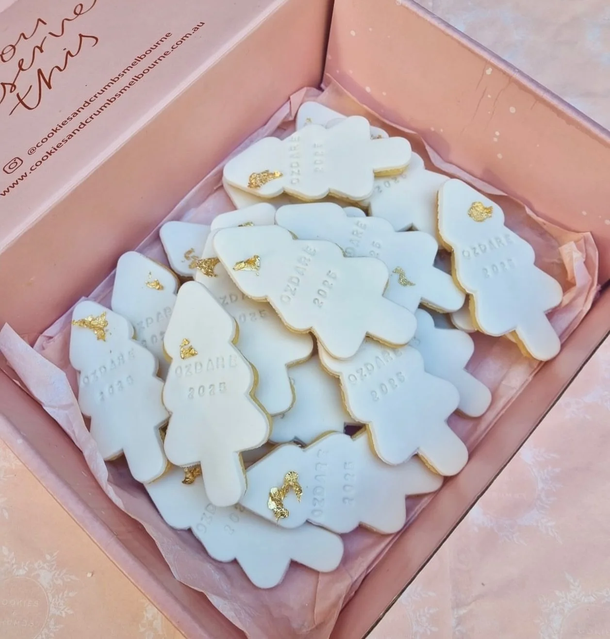 Christmas, but make it vintage luxe 🎄✨Created for the crew @ozdare Christmas party 🎄 

These gold-kissed tree cookies are hand-made, hand-stamped and designed for all your festive gifting moments.
Corporate events, client treats, teacher gifts, end