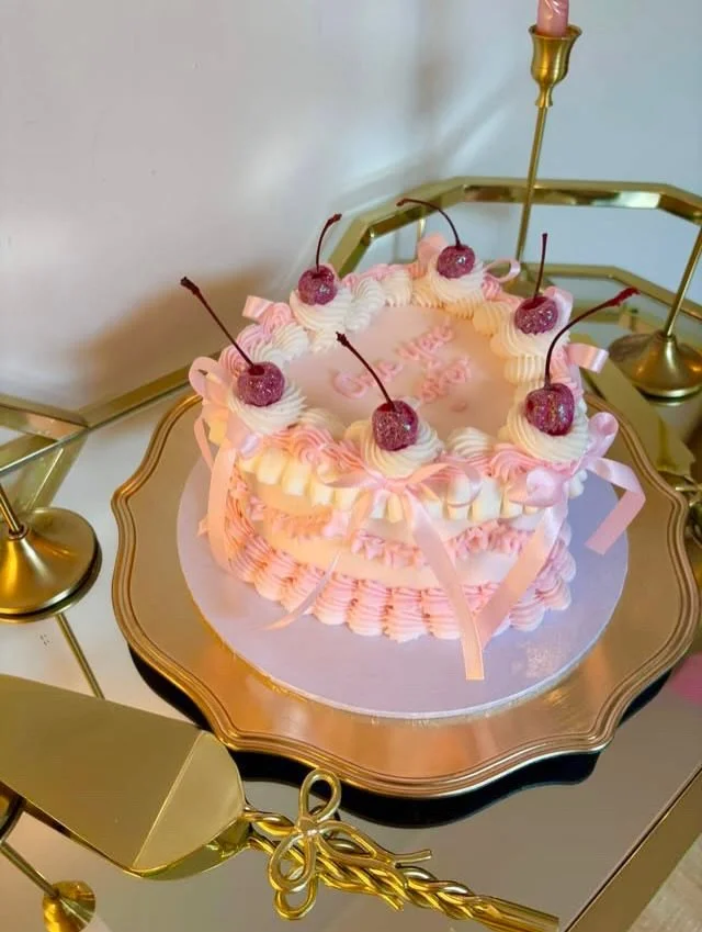 One year hotter 🔥🎀
Blush candles glowing, cherries sparkling, and the prettiest bow cake server waiting for that first slice ✨
Swipe for all the dreamy pink details ➡️🍒
Vintage piping, soft candlelight and the sweetest little moment ever 💕

#vint