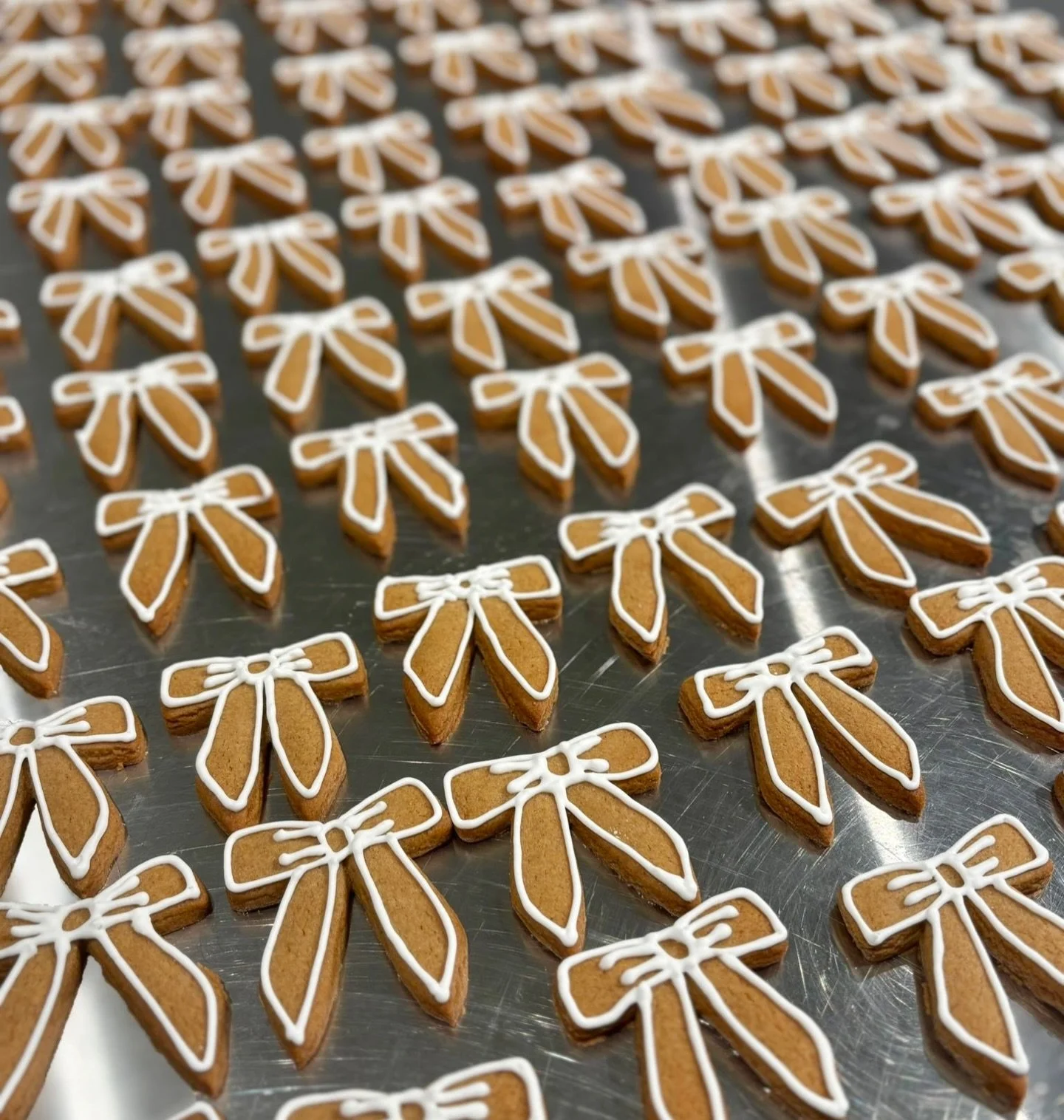 Gingerbread bows all dressed up for Balenciaga&rsquo;s end-of-year festivities 🎀✨ @balenciaga 
Hand-piped, runway-ready and serving sweet couture energy 👠 
Who knew gingerbread could be this chic?

#gingerbreadseason #cookieart #bowsfordays