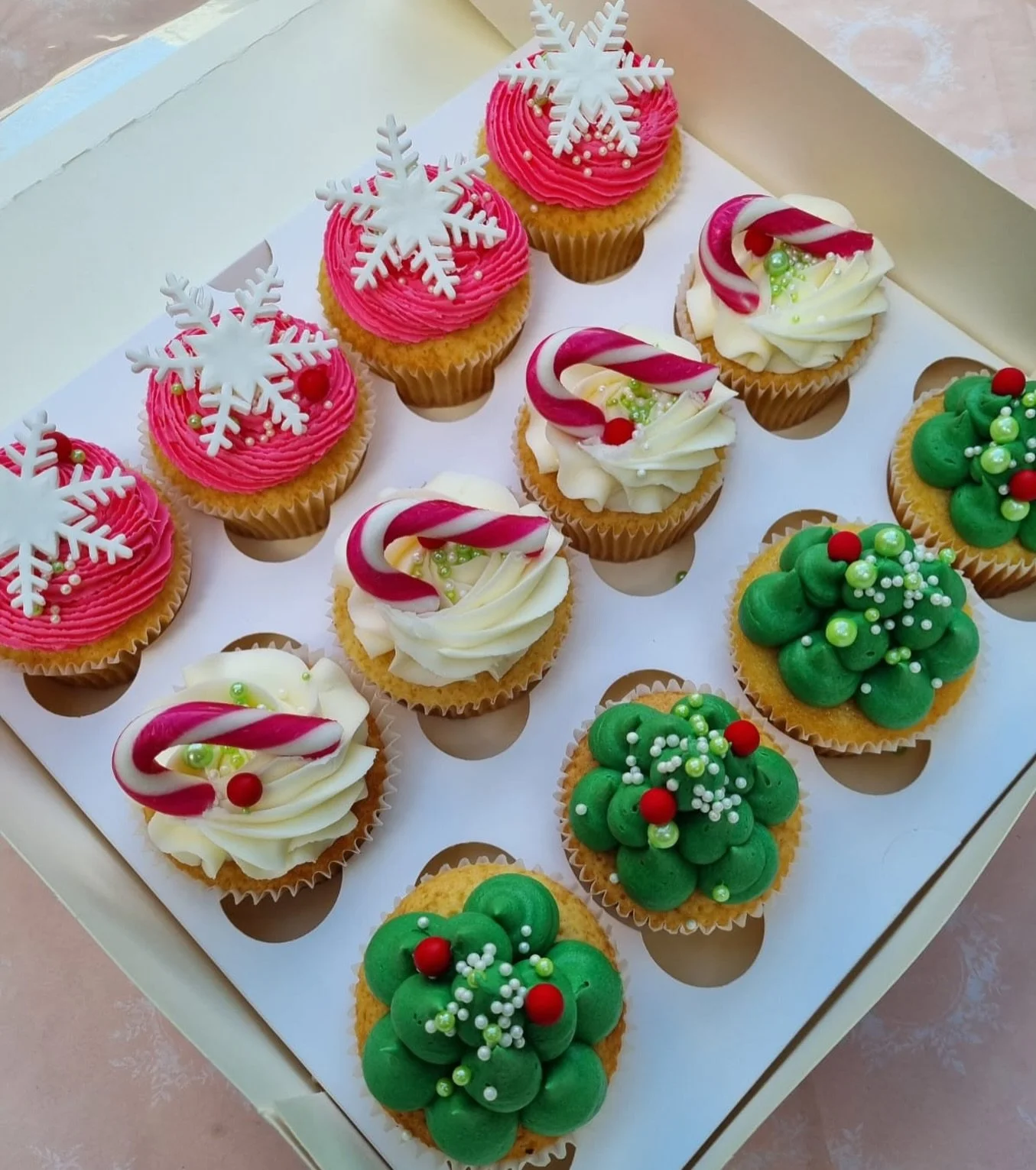 Christmas Eve vibes are officially here 🎄✨
Santa is warming up the sleigh 🛷🎅🏼 and if you&rsquo;ve been good this year&hellip; a little festive treat might just be waiting for you 👀🧁💖

Sweet, sparkly and full of Christmas magic ✨❄️
Wishing ever