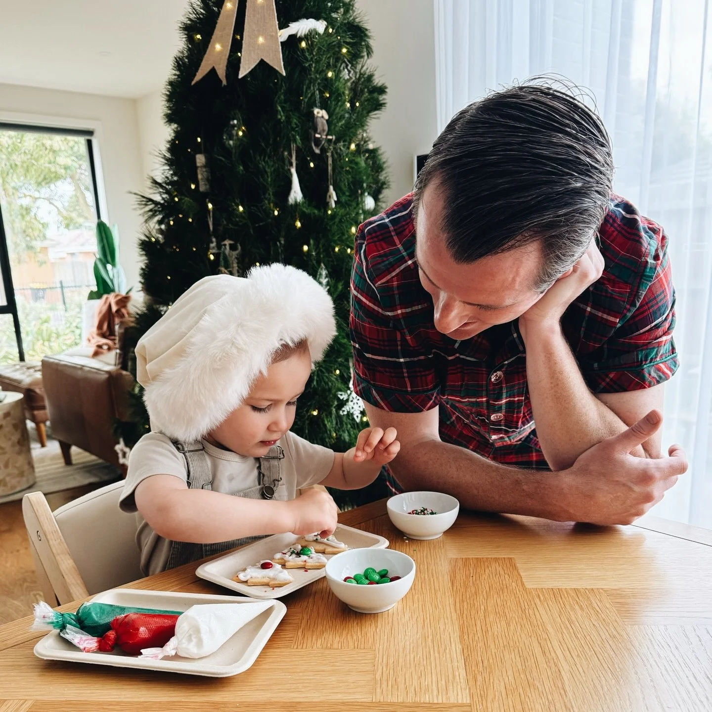 Little hands, big Christmas magic ✨🎅🏼
Decorating cookies for Santa and leaving them out with so much love 🤍🍪
What a wonderful idea to start a magical Christmas Eve tradition &bull; because these are the moments that matter most ✨🎄
Santa, we&rsqu