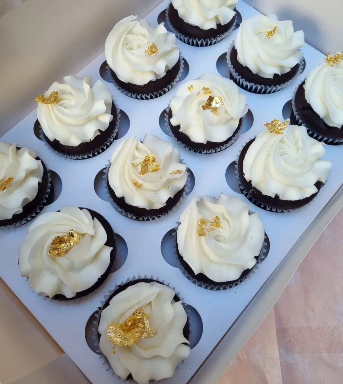 These Colour Your Own Rosette cupcakes had a little secret 🤍🧁
Plain on the outside&hellip; but bite in and 💥 SURPRISE!
A hidden swirl of coloured buttercream revealed baby news in the sweetest way 💙🩷
Such a fun (and delicious) way to do a gender