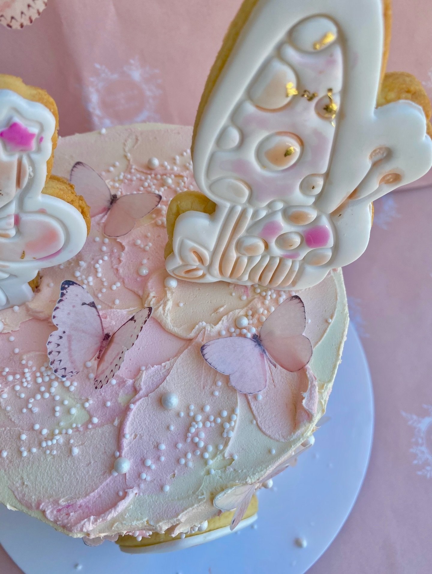 Forever obsessed with our fairy cake 🧚&zwj;♀️🍰✨
Too pretty to eat&hellip; almost 🤍 Always room for cake 🍰 

#cake #partyplanning #birthday