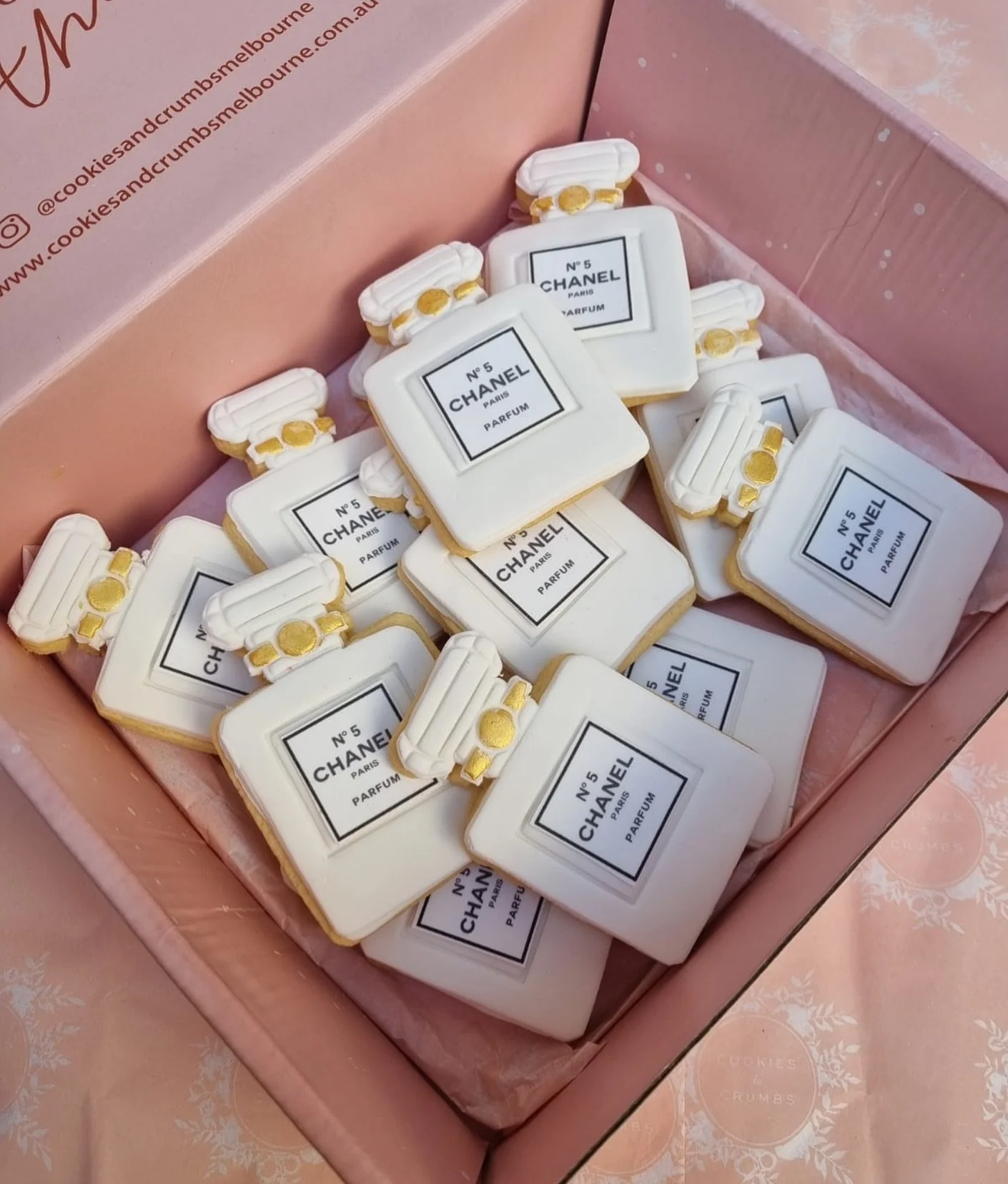 From perfume to pastry 💛 Chanel No.5 cookies &bull; treat yourself, darling ✨
Shop online 🛍️ 

#luxurydesserts #chanelvibes #treatyourself