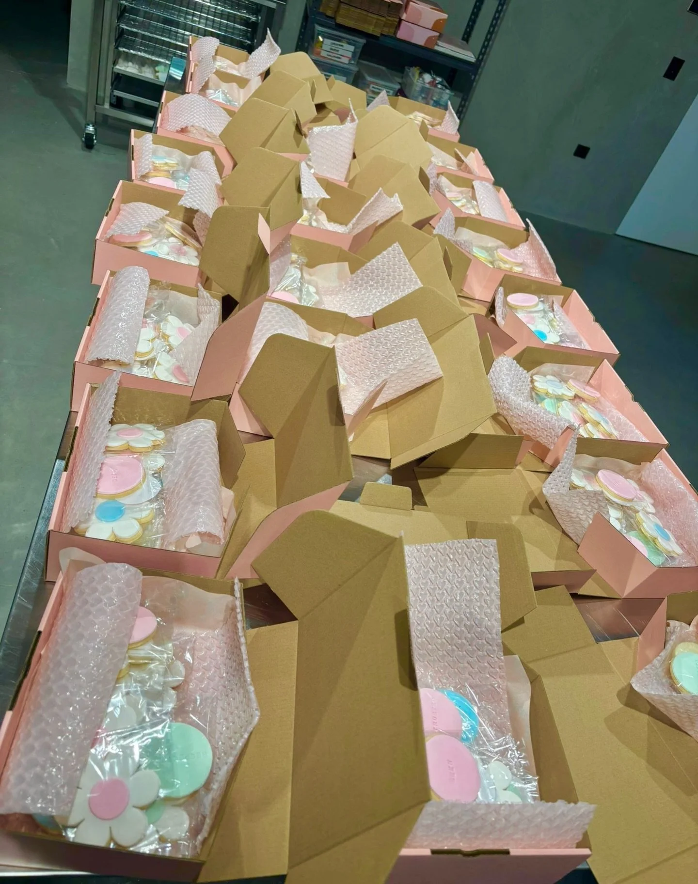 POV: it&rsquo;s Thursday and we&rsquo;re packing, piping &amp; dipping all day 🍪✨
From final details to the very last box packed, these are the behind-the-scenes days where everything comes together. Messy benches, sweet treats and so much love goin