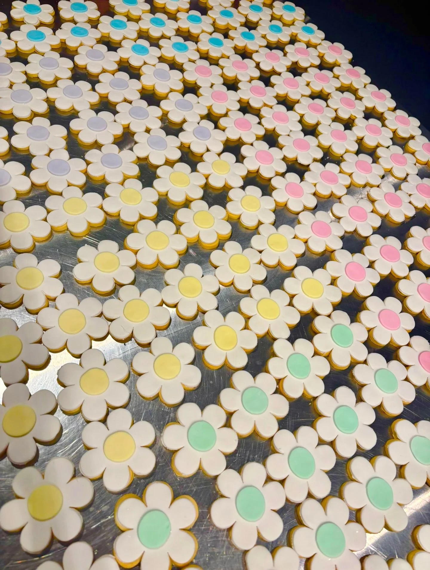 Soft petals, pastel centres &amp; a whole lot of feel-good energy 🌼🤍

These little flower cookies are all about spreading positivity &bull; sweet, simple and designed to brighten desks, gift boxes and days. Each one finished with a pop of pastel an