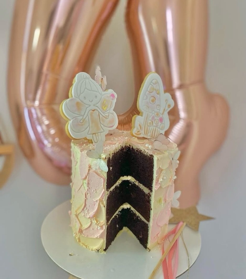 Who doesn&rsquo;t love a cake with serious chocolate guts?! 🍫🤎
Layers on layers, fairy magic on top ✨🧚&zwj;♀️
Slice reveal = instant happiness 🎂💫
Shop Online 🙌