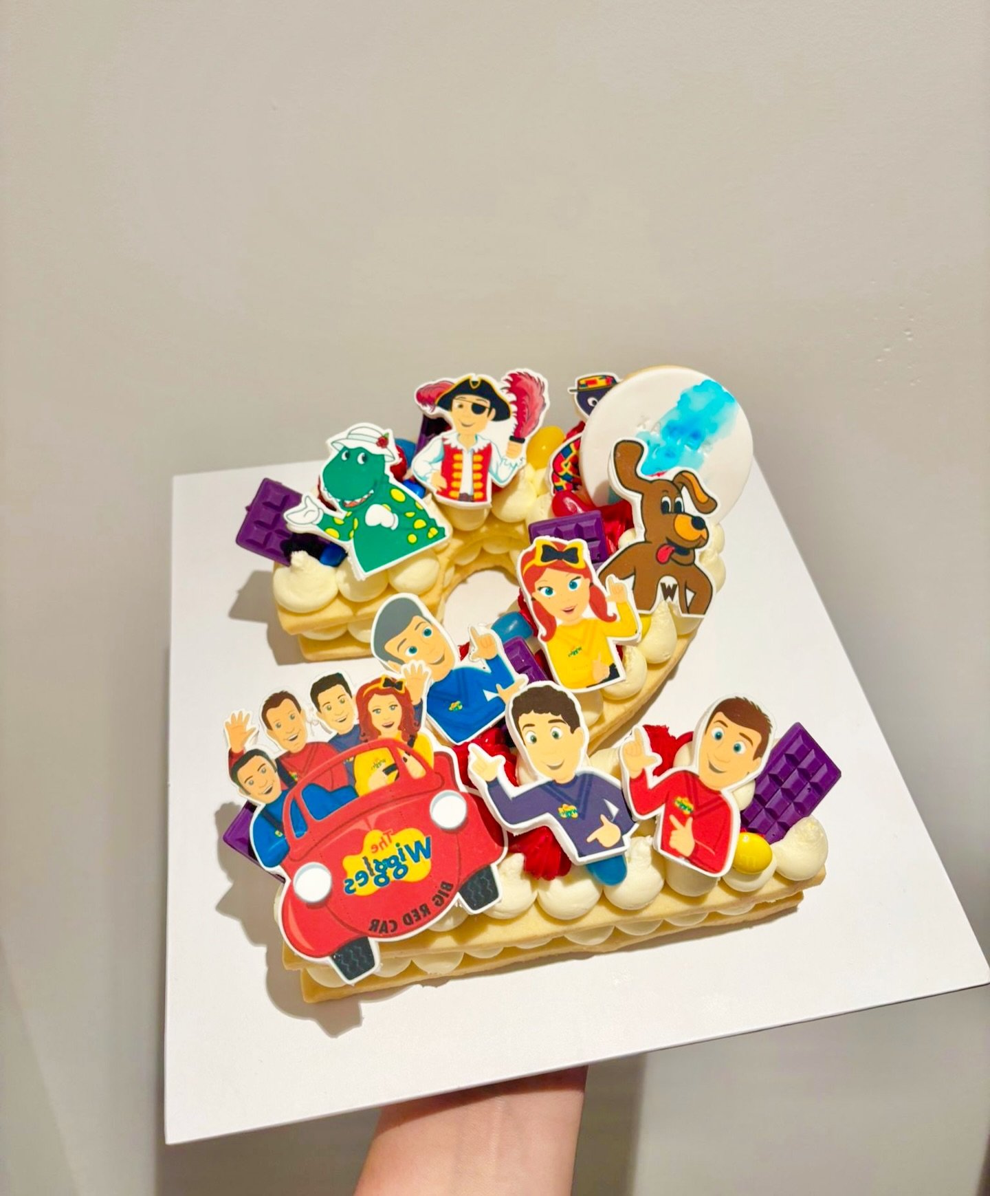 Sing, dance &amp; snack &bull; the cookie cake has arrived! 💃🕺🍪
A Wiggles cookie cake moment for the little legends who love music, colour &amp; sweet treats 🎶🌈
Bright colours, familiar faces and lots of fun &bull; the ultimate party centrepiece