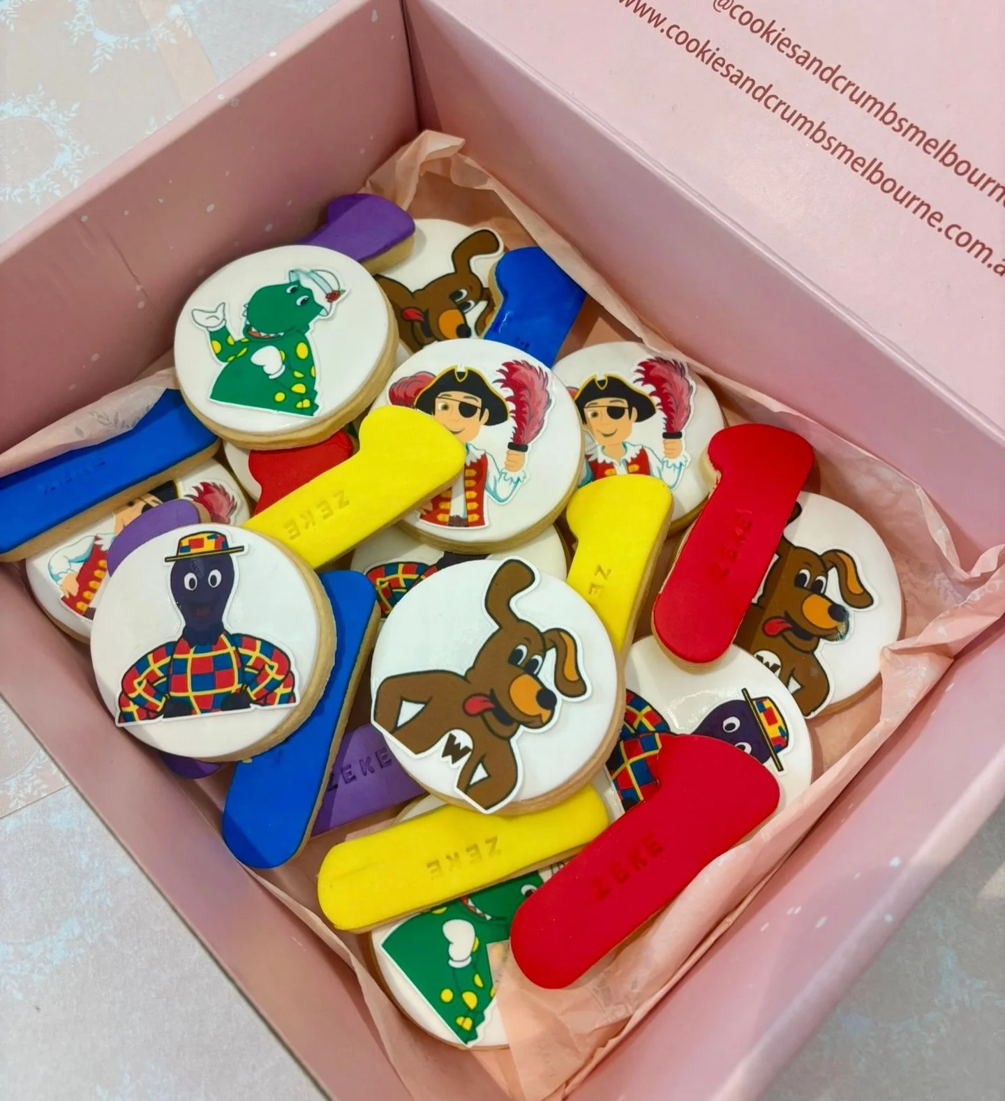 Wiggles cookies, but make them extra fun 🎶🍪💛
A box full of colour, smiles and childhood nostalgia all baked into one sweet treat 💙❤️💜💚
Perfect for birthdays, parties and little (or big) Wiggles fans 🥳✨

Because happy moments should always be t