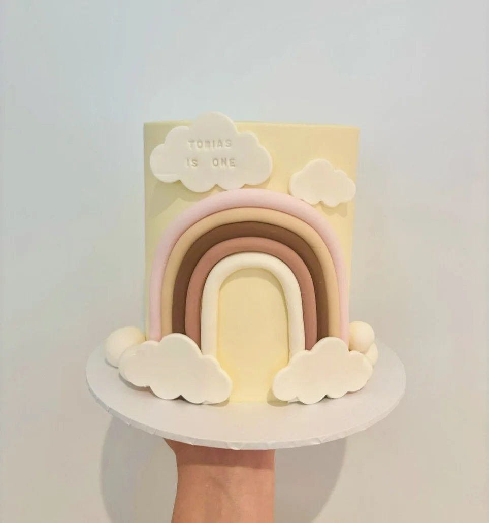Somewhere over the rainbow&hellip; cake dreams really do come true 🌈☁️
Soft pastels, fluffy clouds &amp; the sweetest little rainbow moment for a very special one 🤍

Perfect for first birthdays, baby celebrations &amp; all things dreamy ✨
Custom co