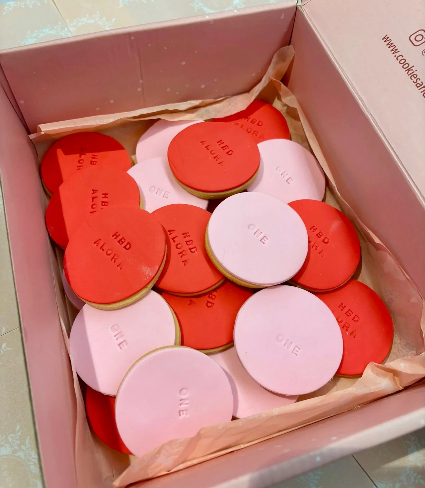✨ ONE-derful cookies for a very special ONE 💖🎈
Red, blush &amp; all the birthday love ❤️🌸
Stamped, styled &amp; made with so much care ✨

Happy 1st Birthday, little star 🌟
Here&rsquo;s to sweet moments, big smiles &amp; tiny hands grabbing cookie