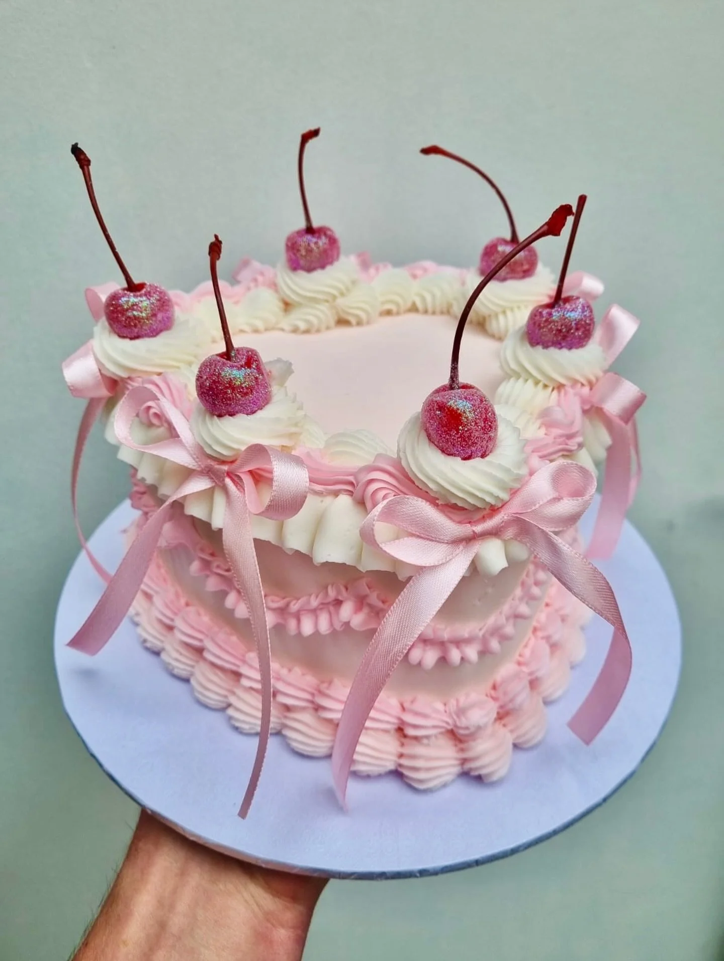 POV: Your dream cake exists 🎀🍒✨
And yes&hellip; you can personalise it 💕
#cakeinspo #vintagecake #pinkcore #custommade